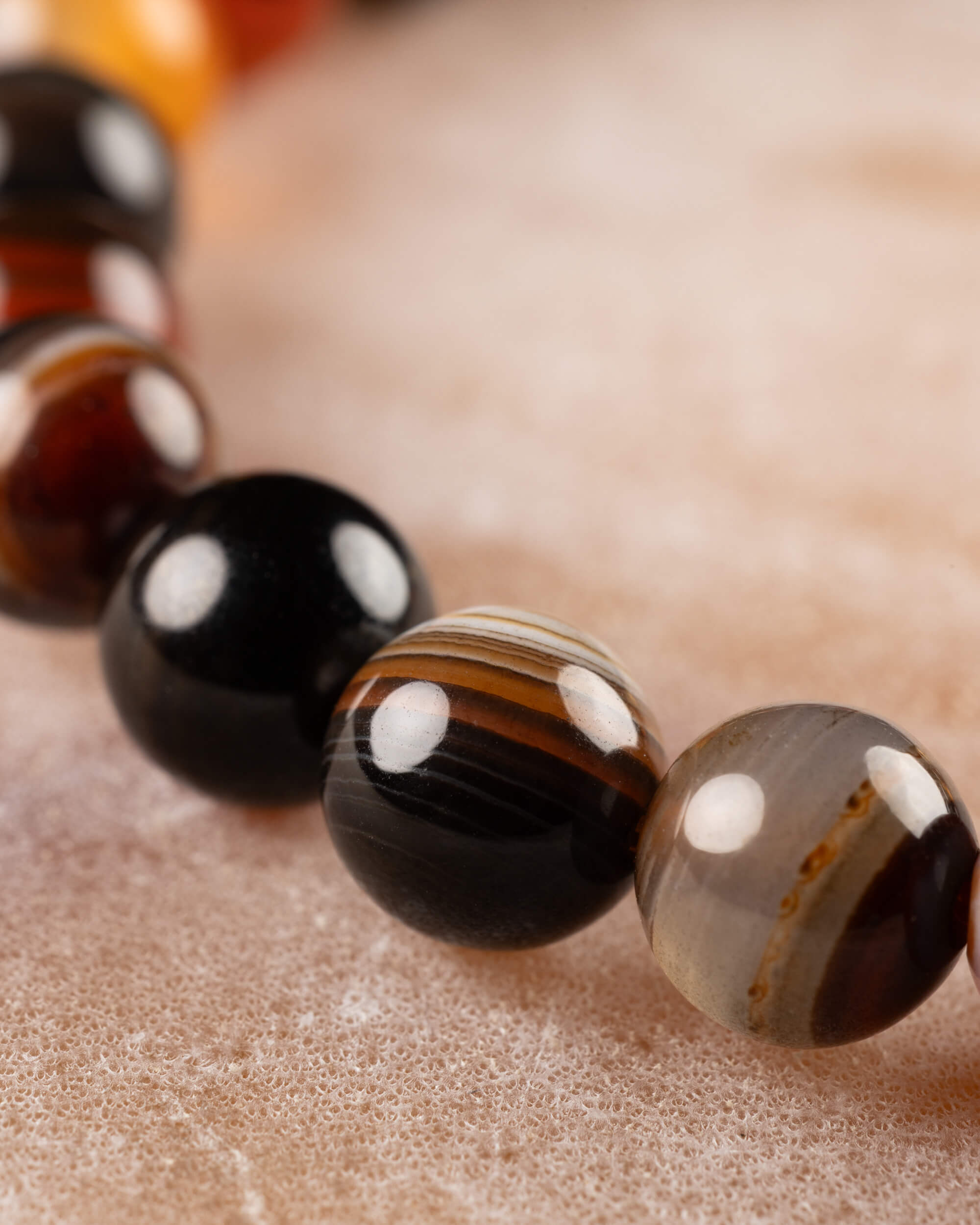 Pulsera de Cornalina Rojo y Negro 8 mm - Vitalidad y Fuerza