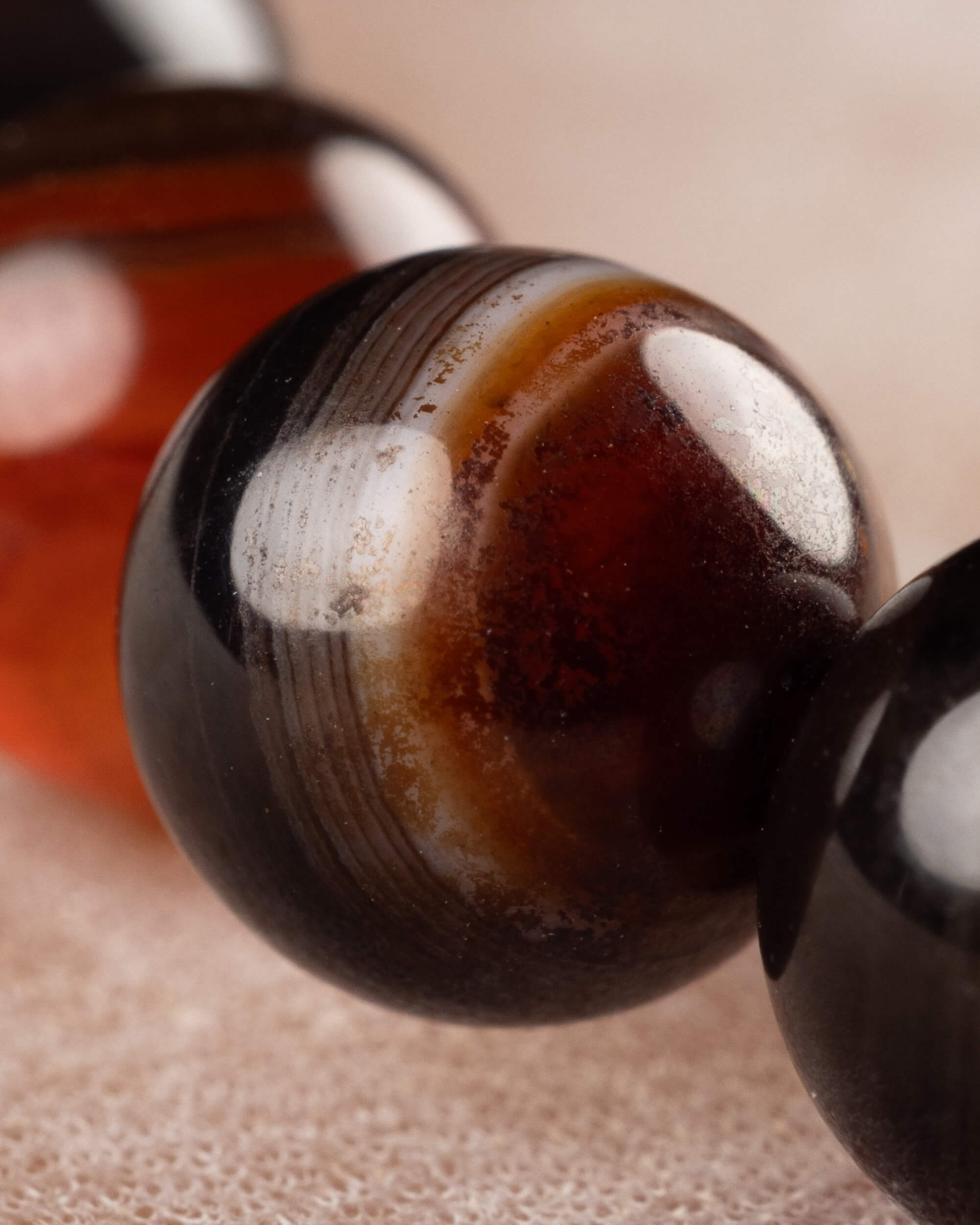 Pulsera de Cornalina Rojo y Negro 8 mm - Vitalidad y Fuerza