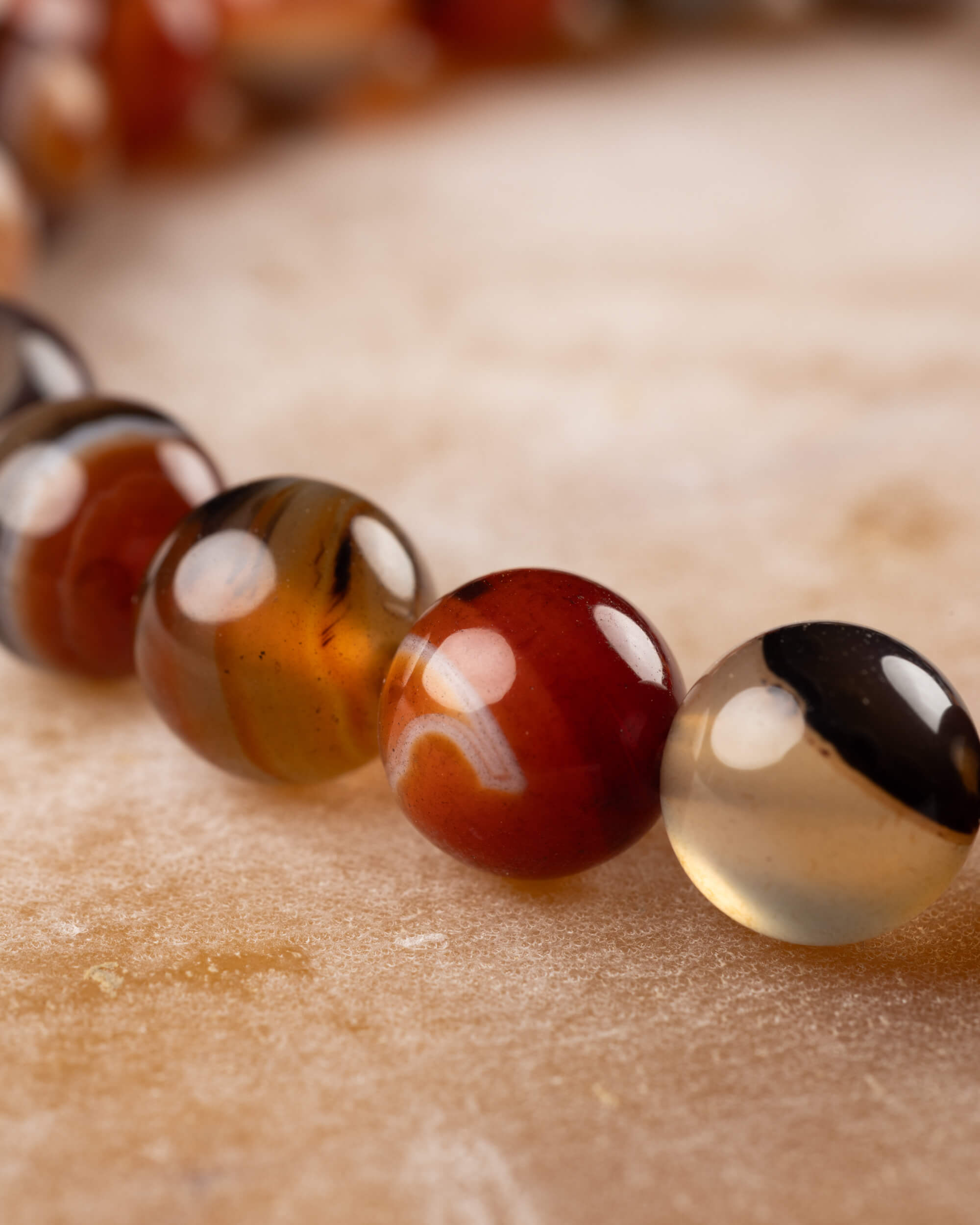 Pulsera de Cornalina Rojo y Negro 8 mm - Vitalidad y Fuerza