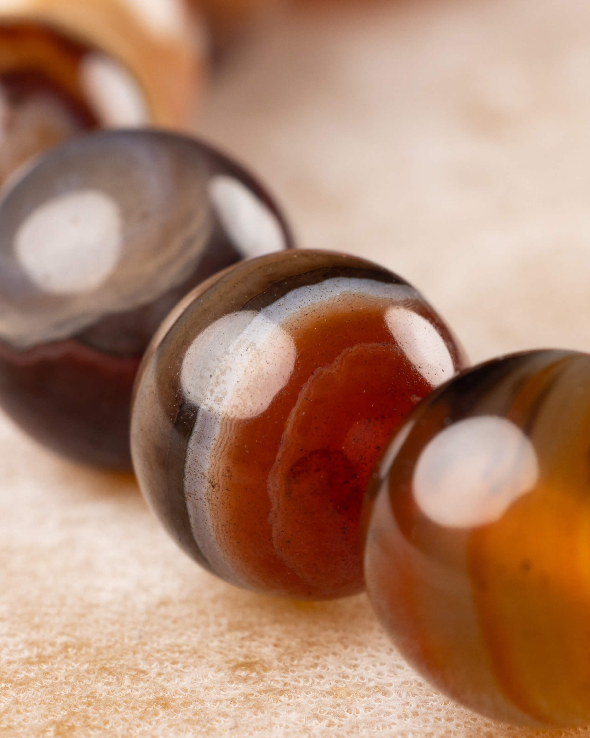 Pulsera de Cornalina Rojo y Negro (8 mm)