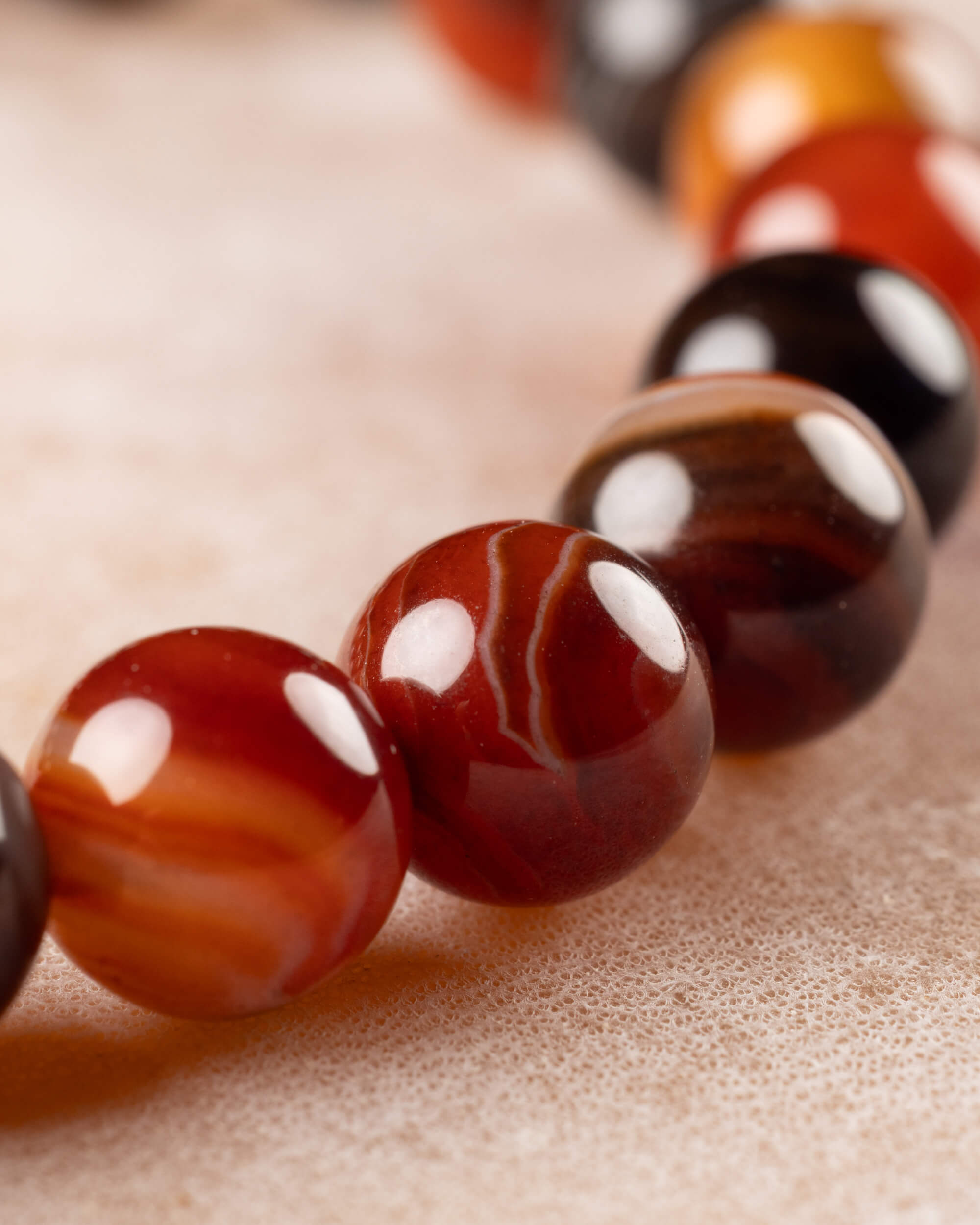 Pulsera de Cornalina Rojo y Negro 8 mm - Vitalidad y Fuerza