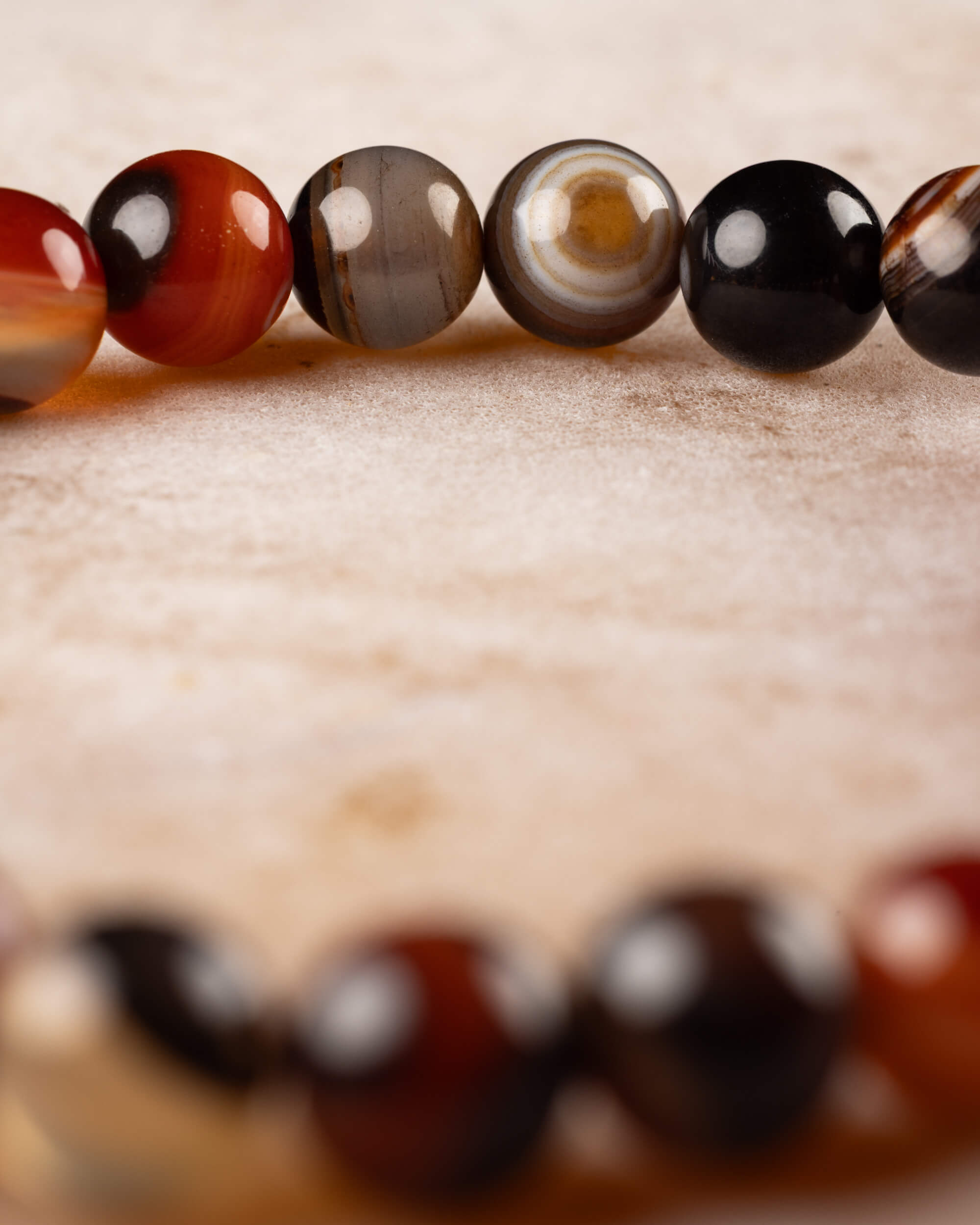 Pulsera de Cornalina Rojo y Negro 8 mm - Vitalidad y Fuerza