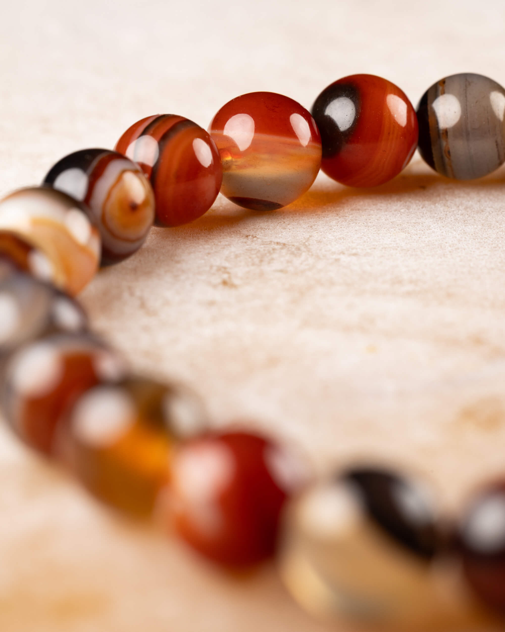 Pulsera de Cornalina Rojo y Negro 8 mm - Vitalidad y Fuerza