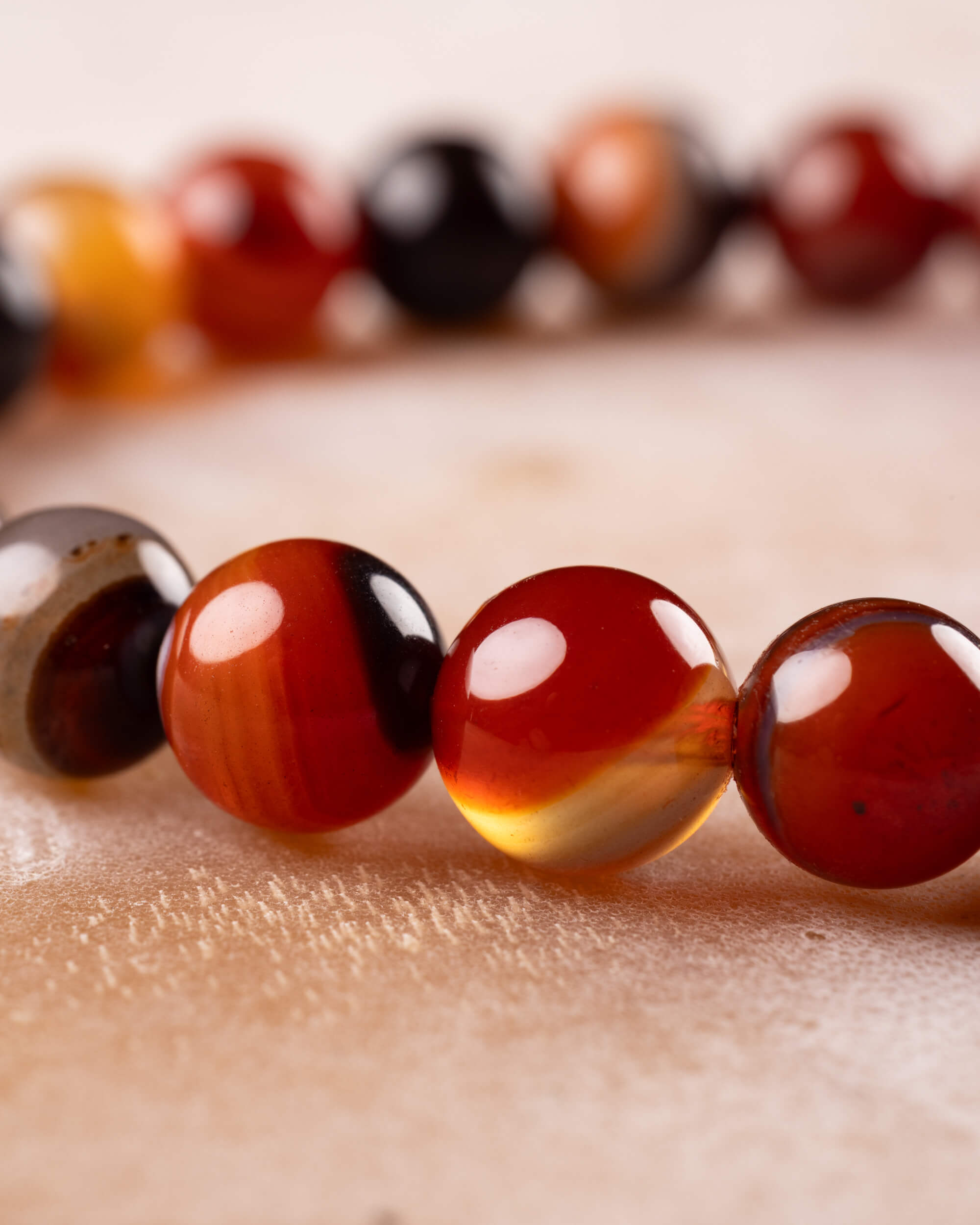 Pulsera de Cornalina Rojo y Negro 8 mm - Vitalidad y Fuerza