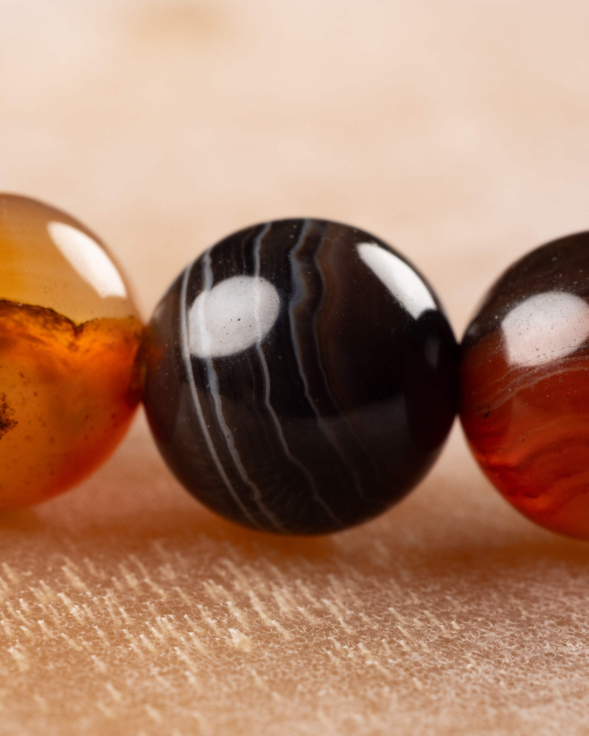 Pulsera de Cornalina Rojo y Negro 8 mm - Vitalidad y Fuerza