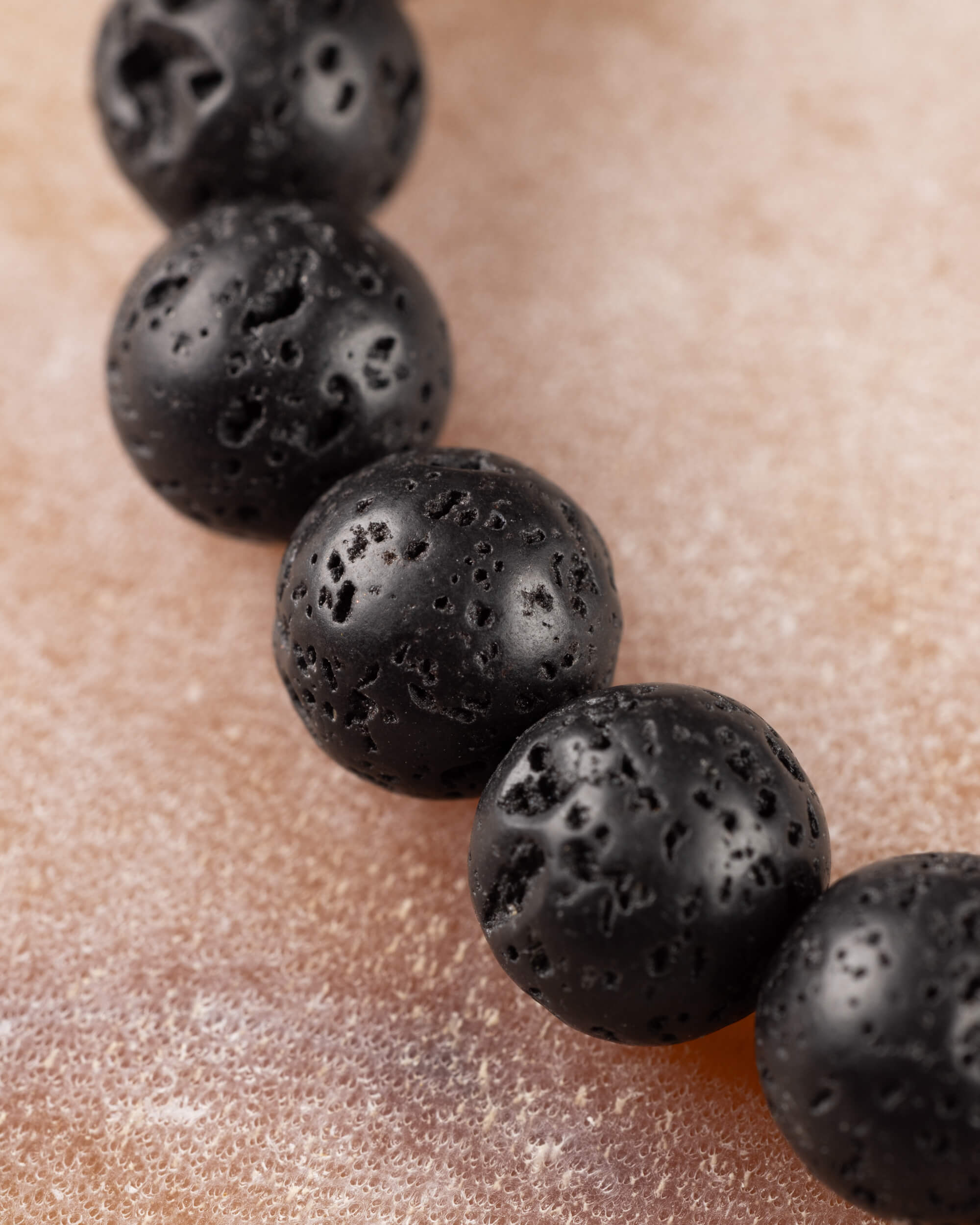 Pulsera de Piedra Volcánica 8 mm - Presencia y Raíz Encendida