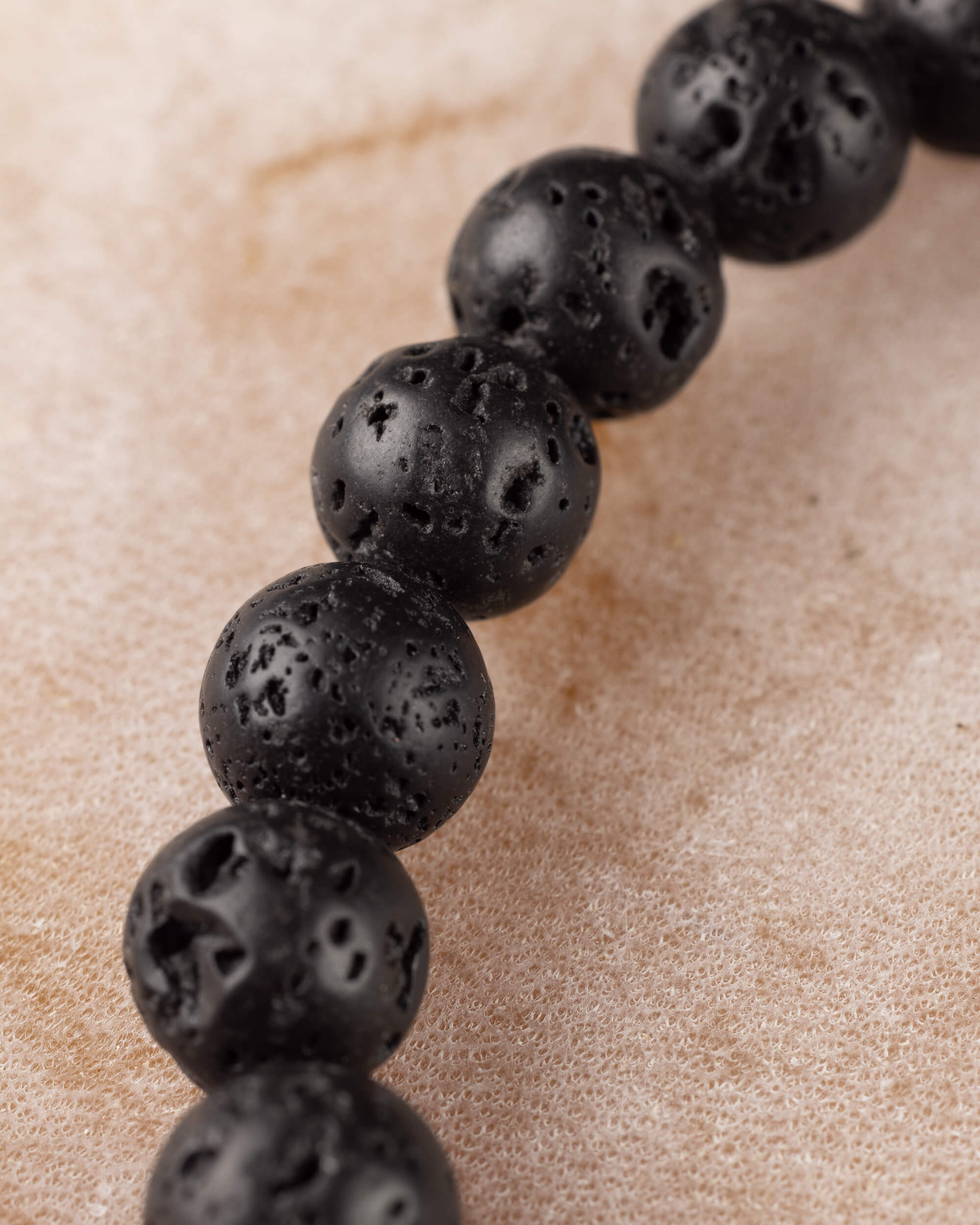 Pulsera de Piedra Volcánica 8 mm - Presencia y Raíz Encendida