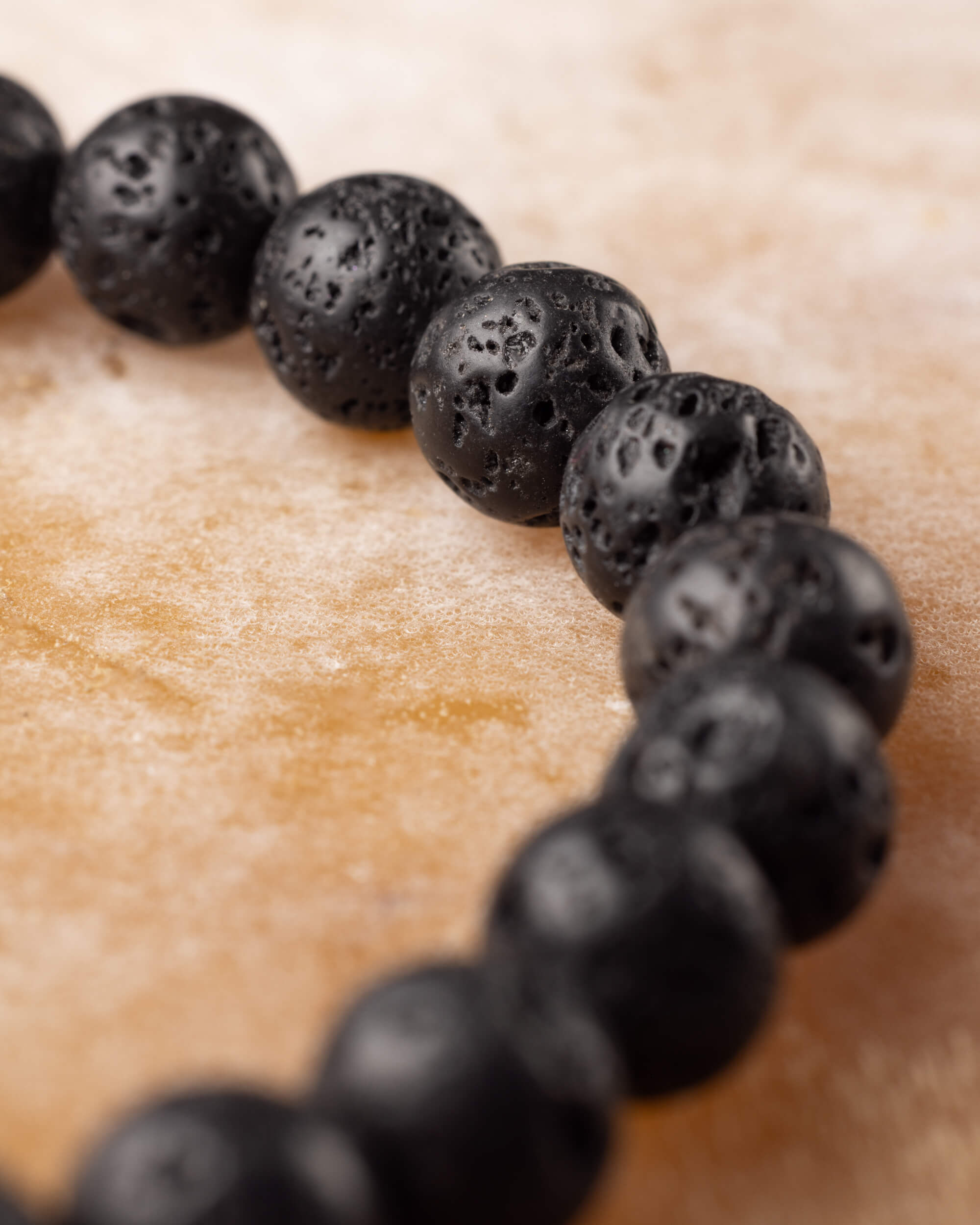 Pulsera de Piedra Volcánica 8 mm - Presencia y Raíz Encendida