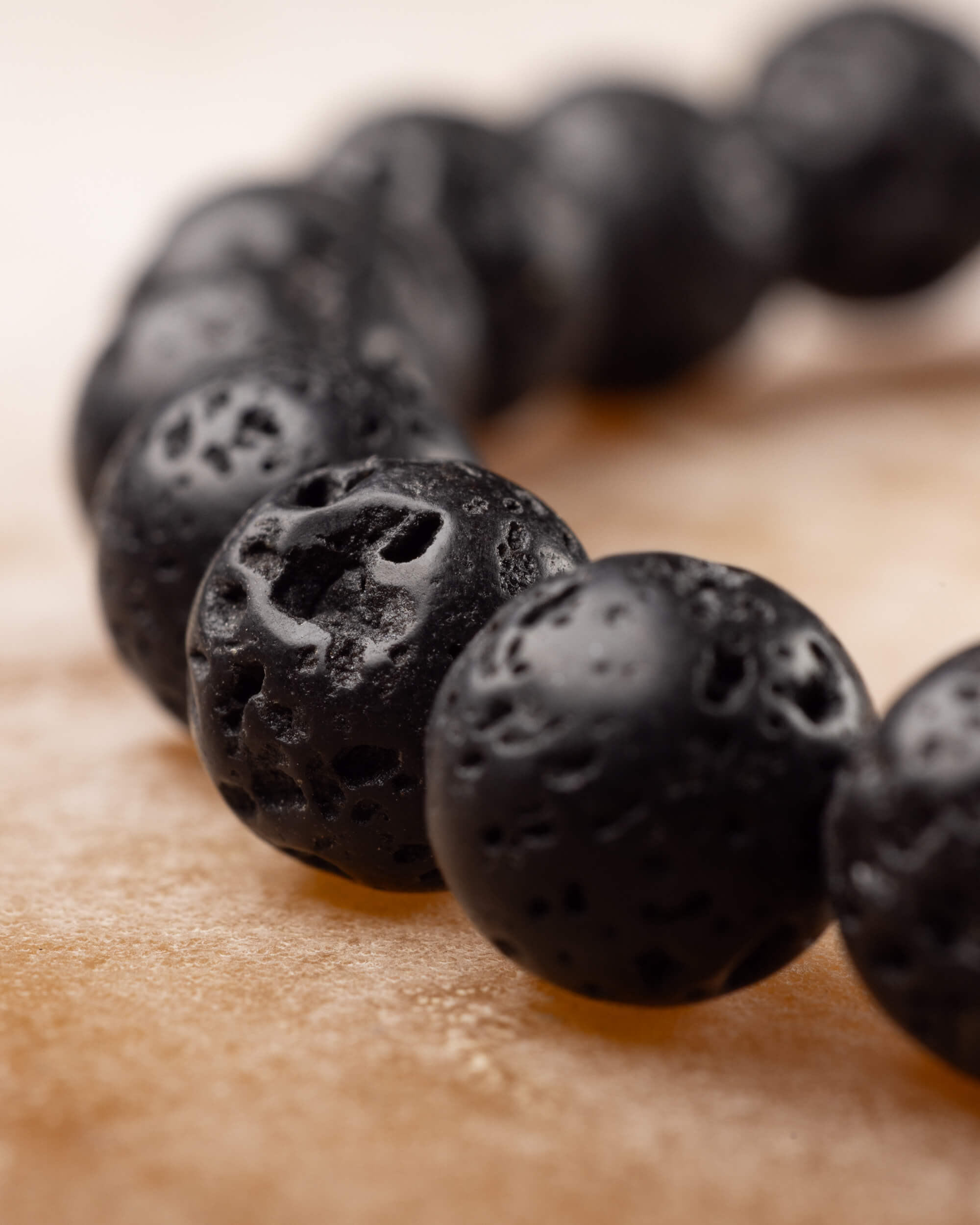 Pulsera de Piedra Volcánica 8 mm - Presencia y Raíz Encendida