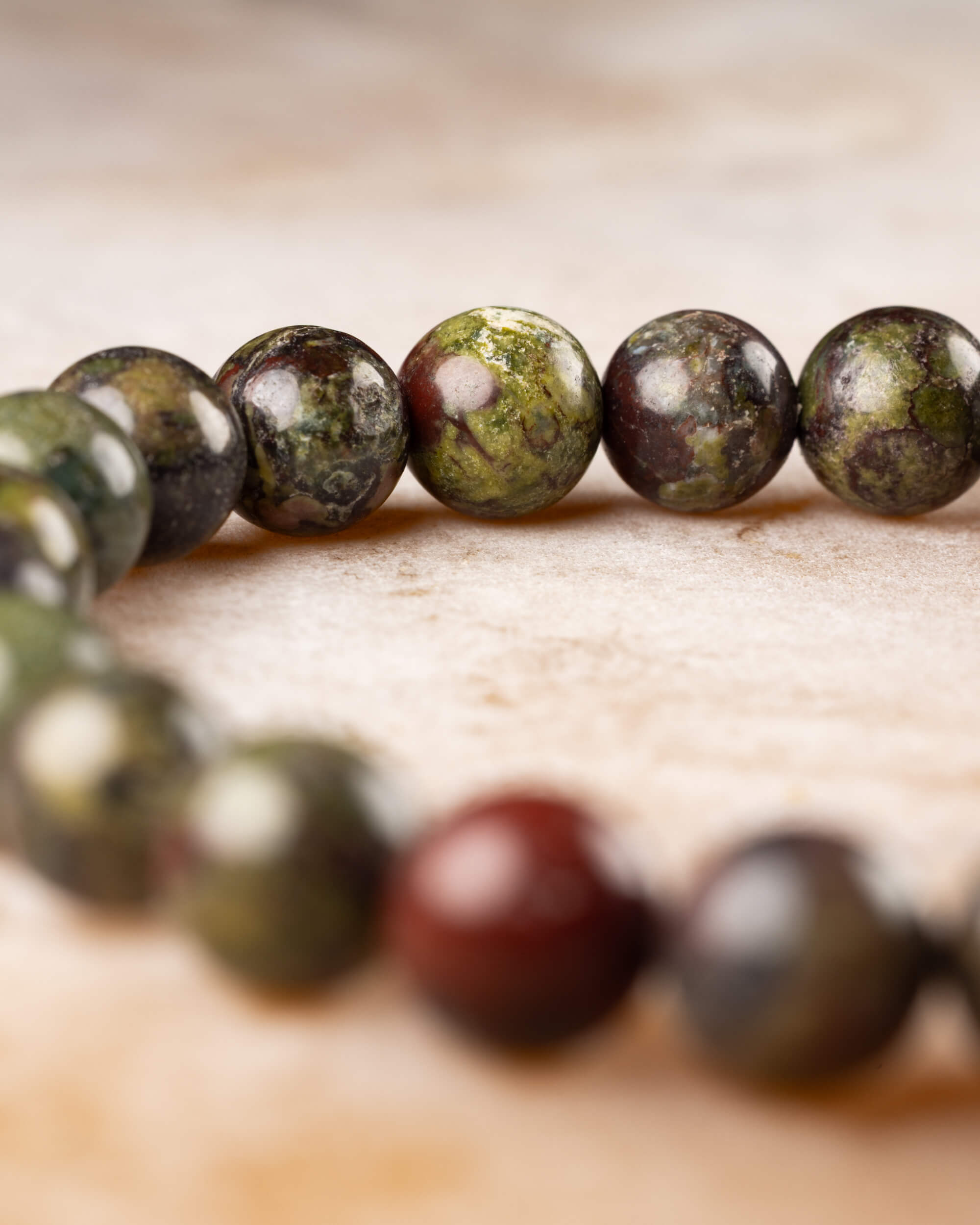 Pulsera de Jaspe Sangre de Dragón 8 mm - Fuerza y Dignidad