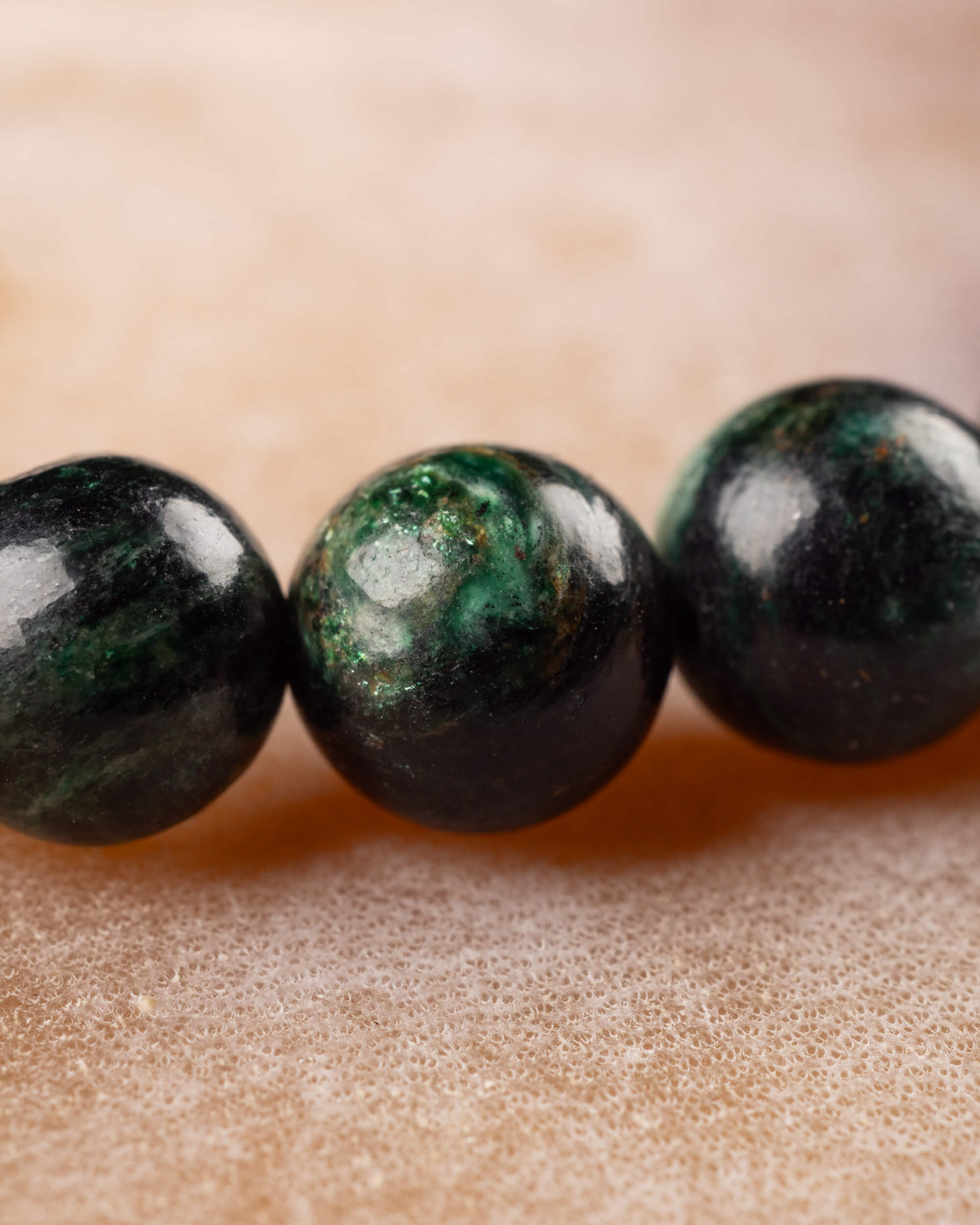 Pulsera de Esmeralda en Matriz de Biotita (8 mm)