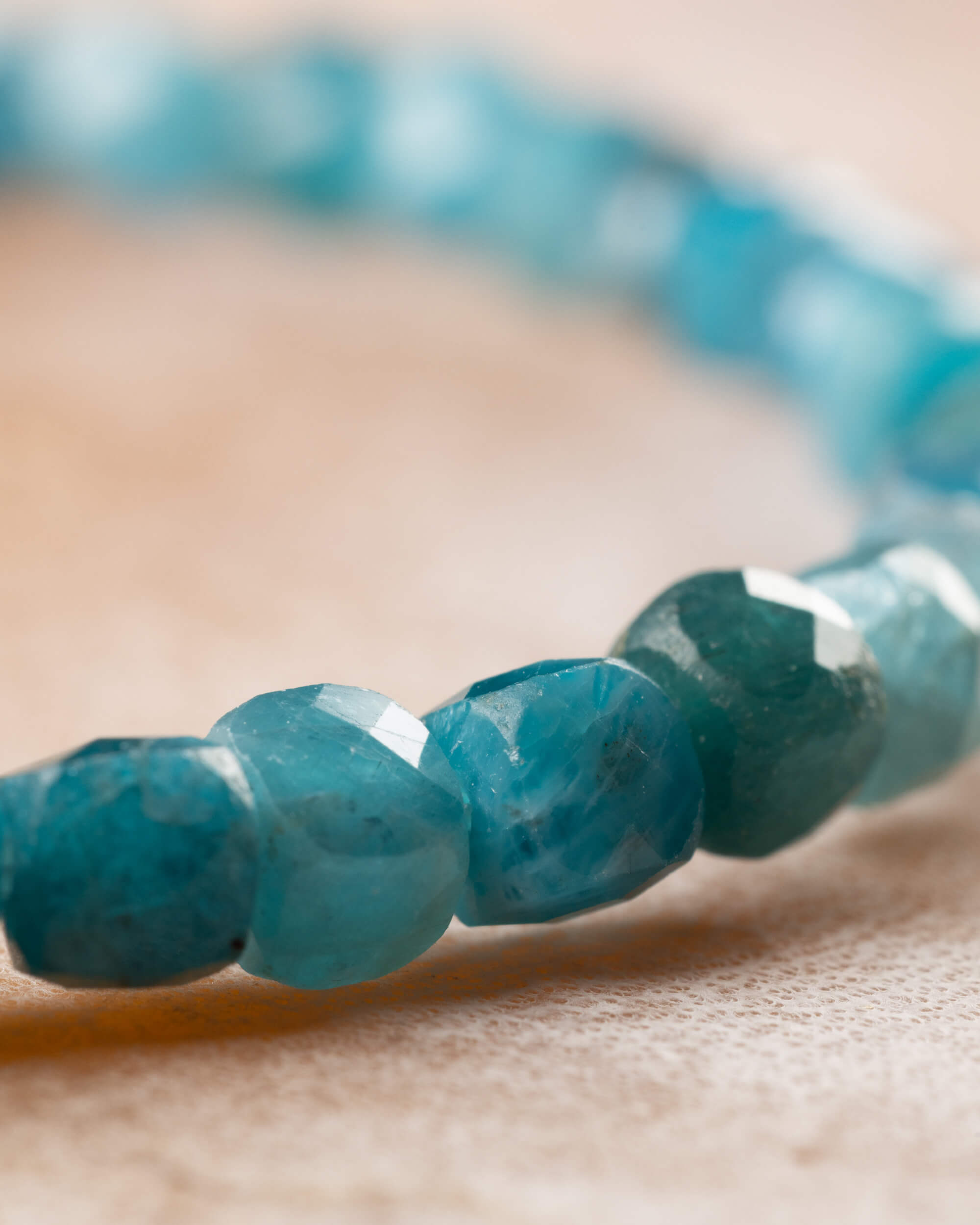 Pulsera de Apatita Azul Facetada 4 mm - Expresión Clara