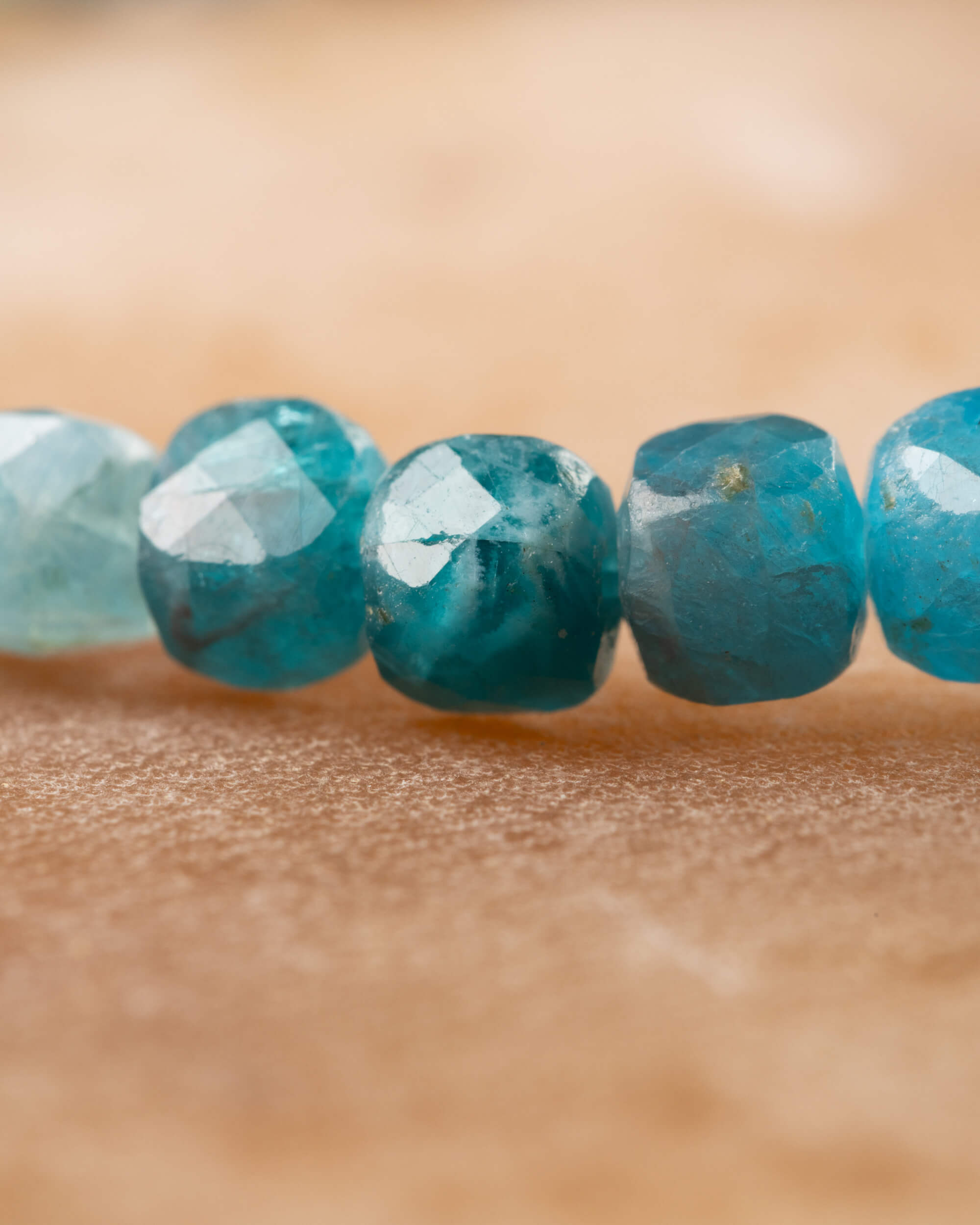 Pulsera de Apatita Azul Facetada 4 mm - Expresión Clara