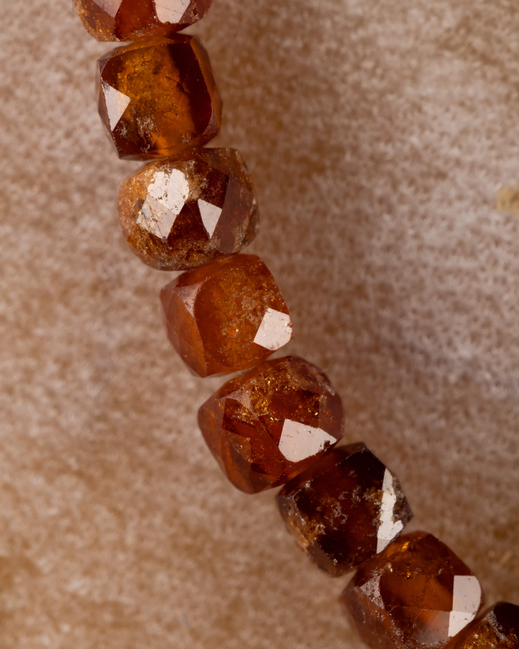 Pulsera de Granate Espesartina Facetada 4 mm - Gozo y Voluntad