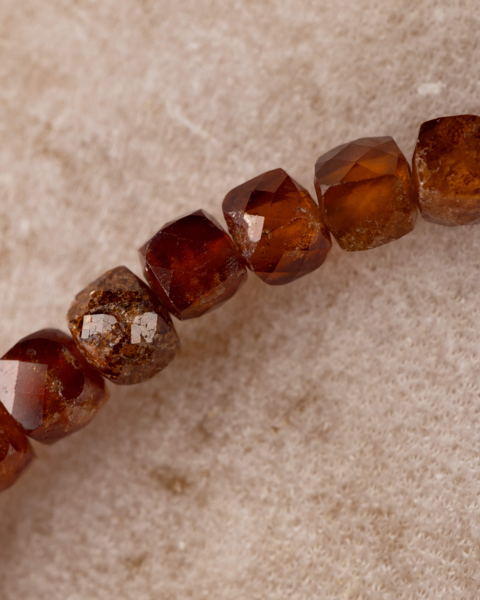 Pulsera de Granate Espesartina Facetada 4 mm - Gozo y Voluntad