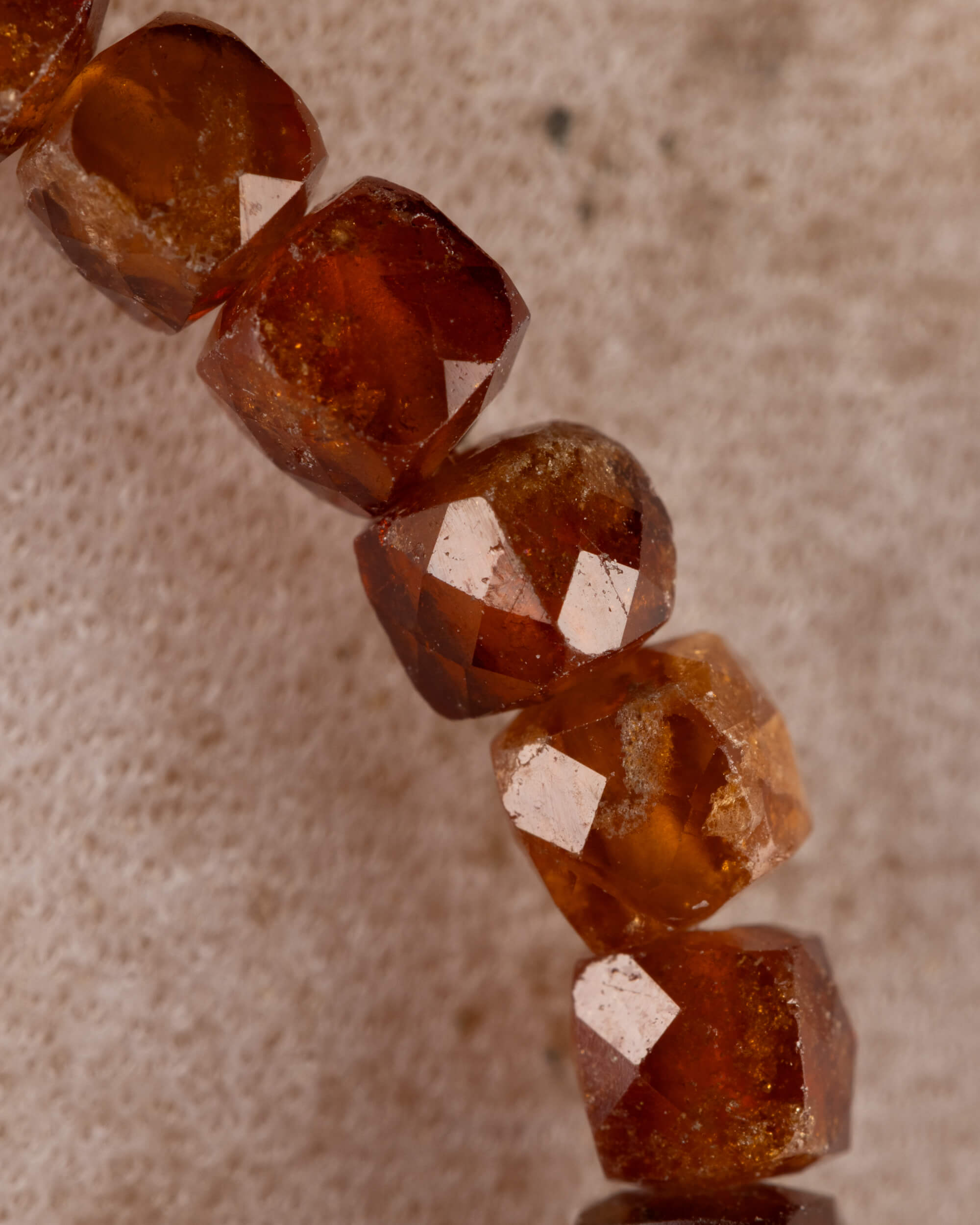 Pulsera de Granate Espesartina Facetada 4 mm - Gozo y Voluntad