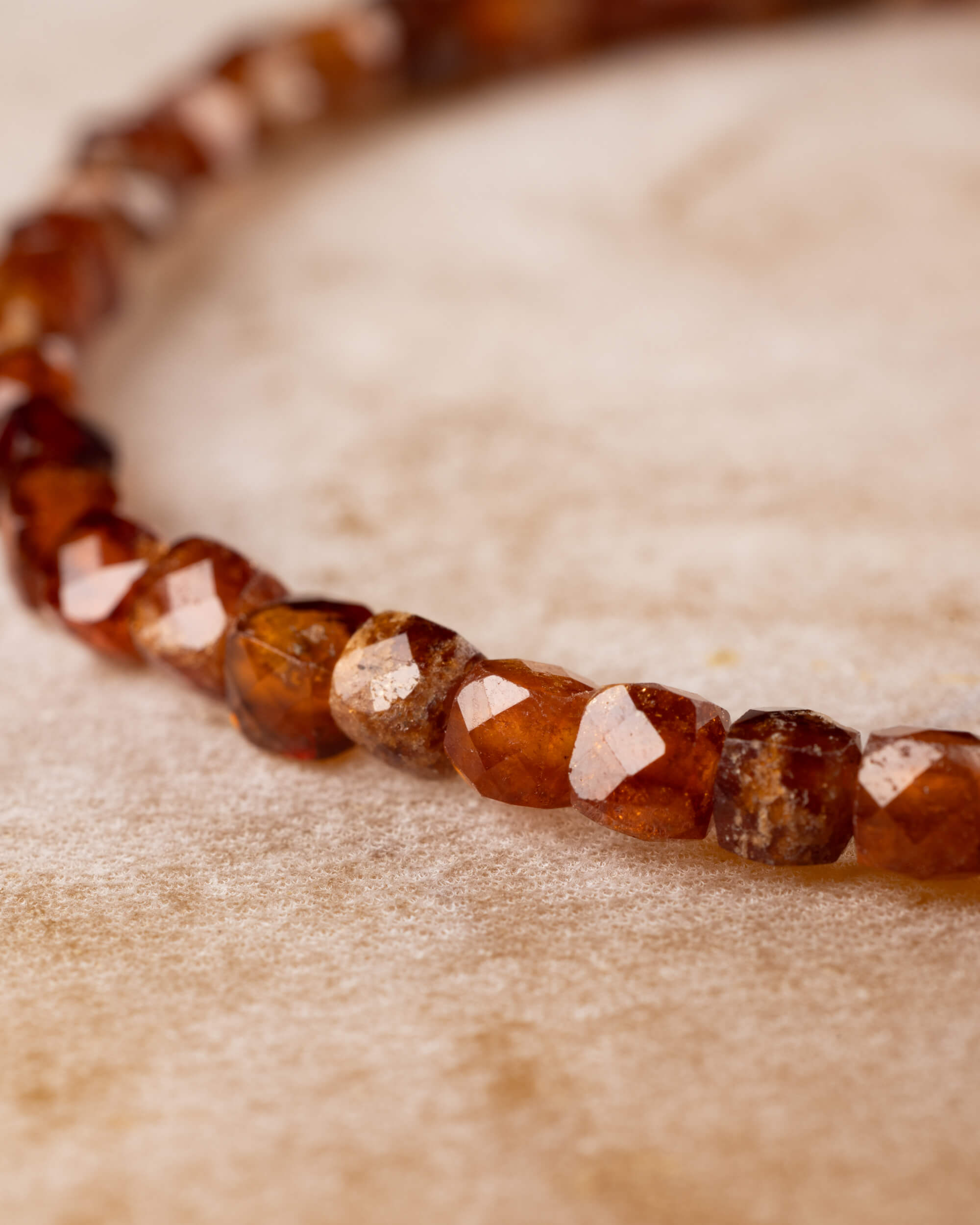 Pulsera de Granate Espesartina Facetada 4 mm - Gozo y Voluntad