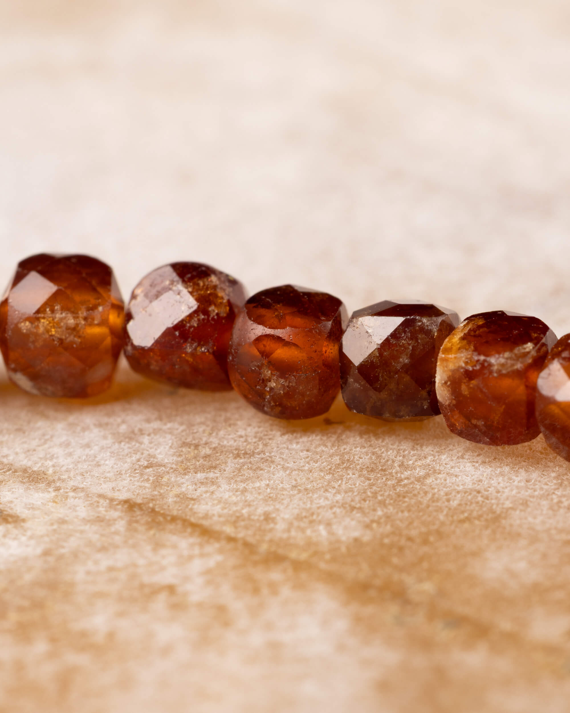 Pulsera de Granate Espesartina Facetada 4 mm - Gozo y Voluntad