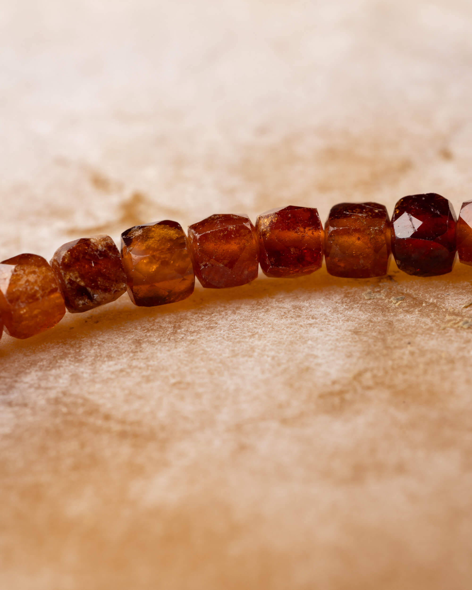 Pulsera de Granate Espesartina Facetada 4 mm - Gozo y Voluntad