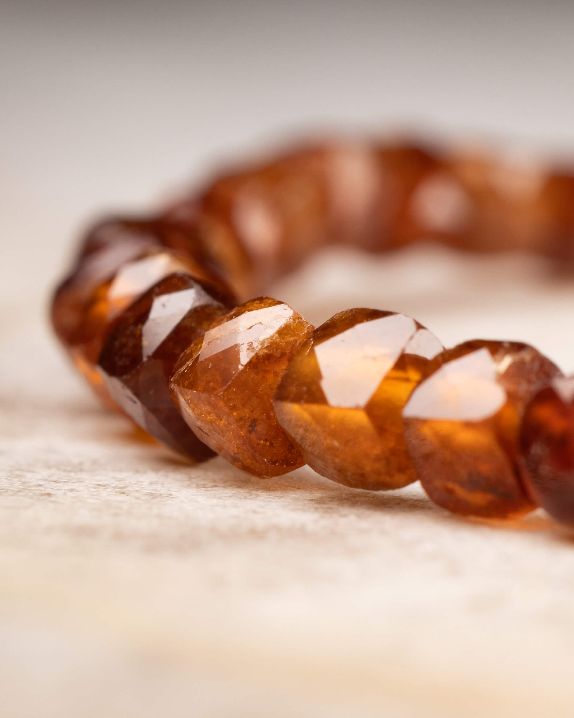 Pulsera de Granate Espesartina Facetada 4 mm - Gozo y Voluntad