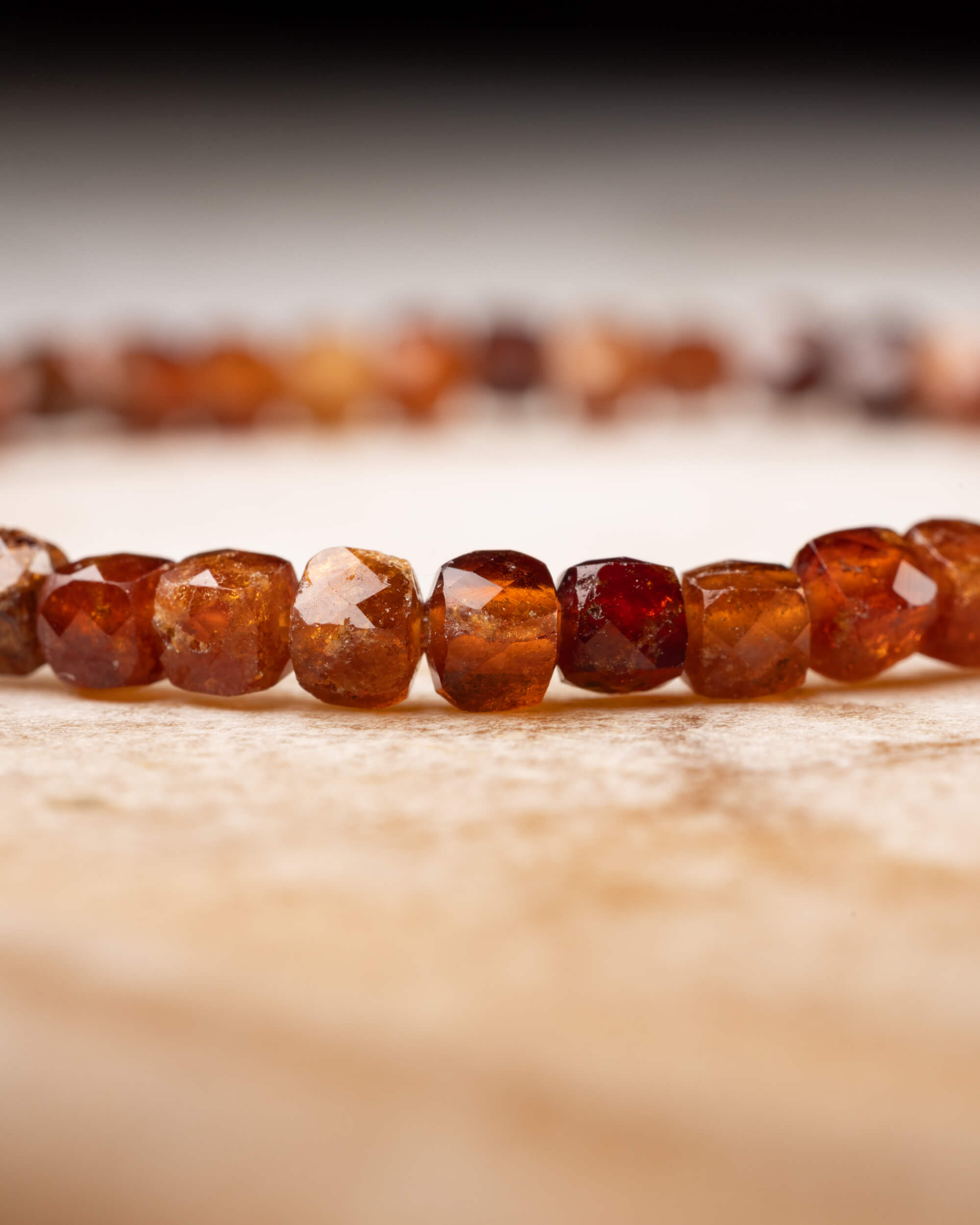 Pulsera de Granate Espesartina Facetada 4 mm - Gozo y Voluntad