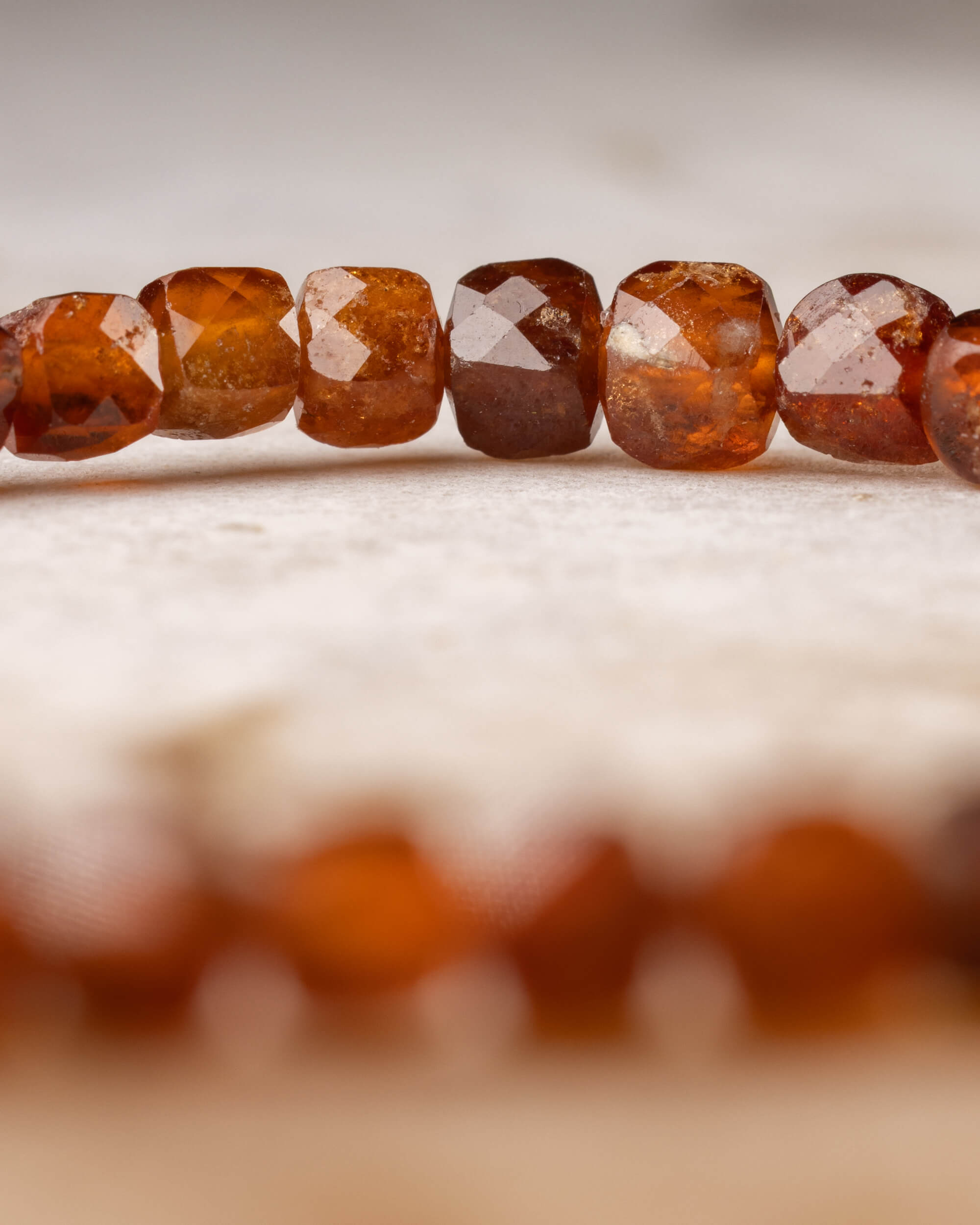 Pulsera de Granate Espesartina Facetada 4 mm - Gozo y Voluntad