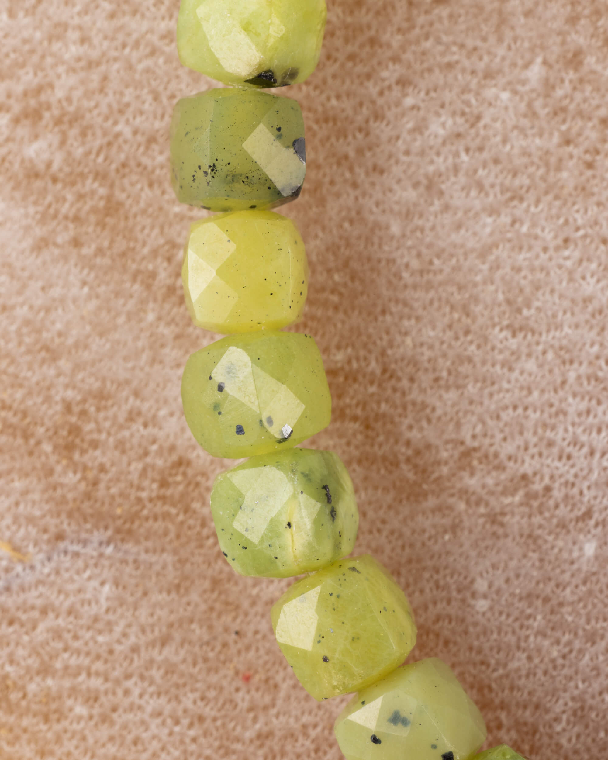 Pulsera de Jade Verde Facetada Cúbica 4 mm - Equilibrio y Estructura