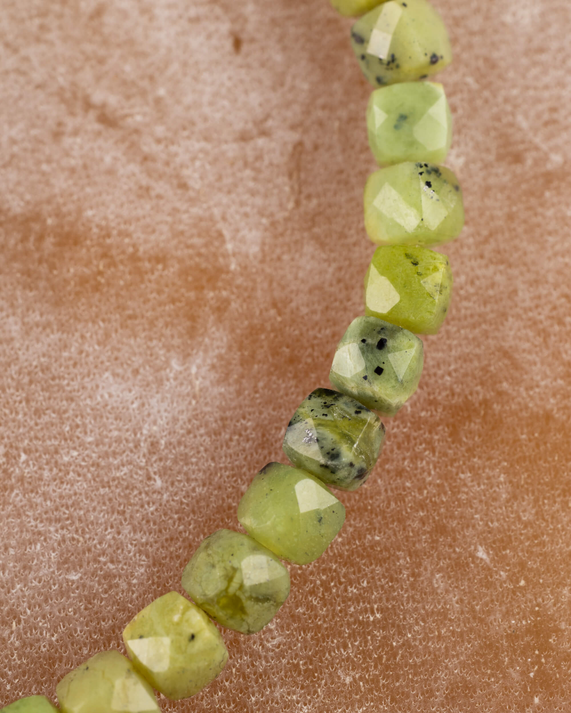 Pulsera de Jade Verde Facetada Cúbica 4 mm - Equilibrio y Estructura