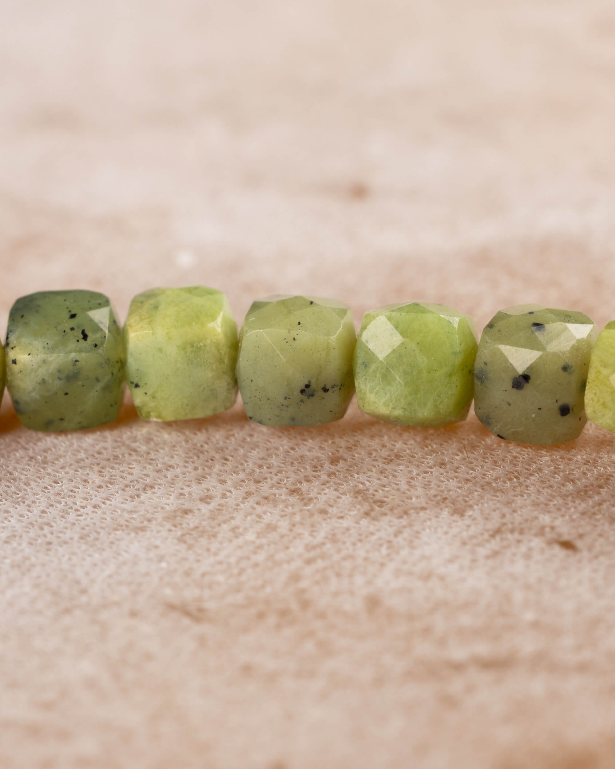 Pulsera de Jade Verde Facetada Cúbica 4 mm - Equilibrio y Estructura