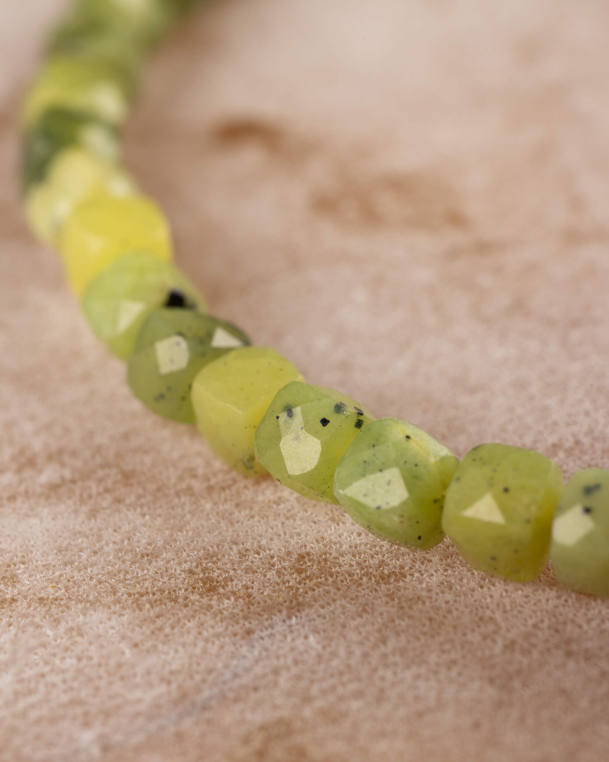 Pulsera de Jade Verde Facetada Cúbica 4 mm - Equilibrio y Estructura