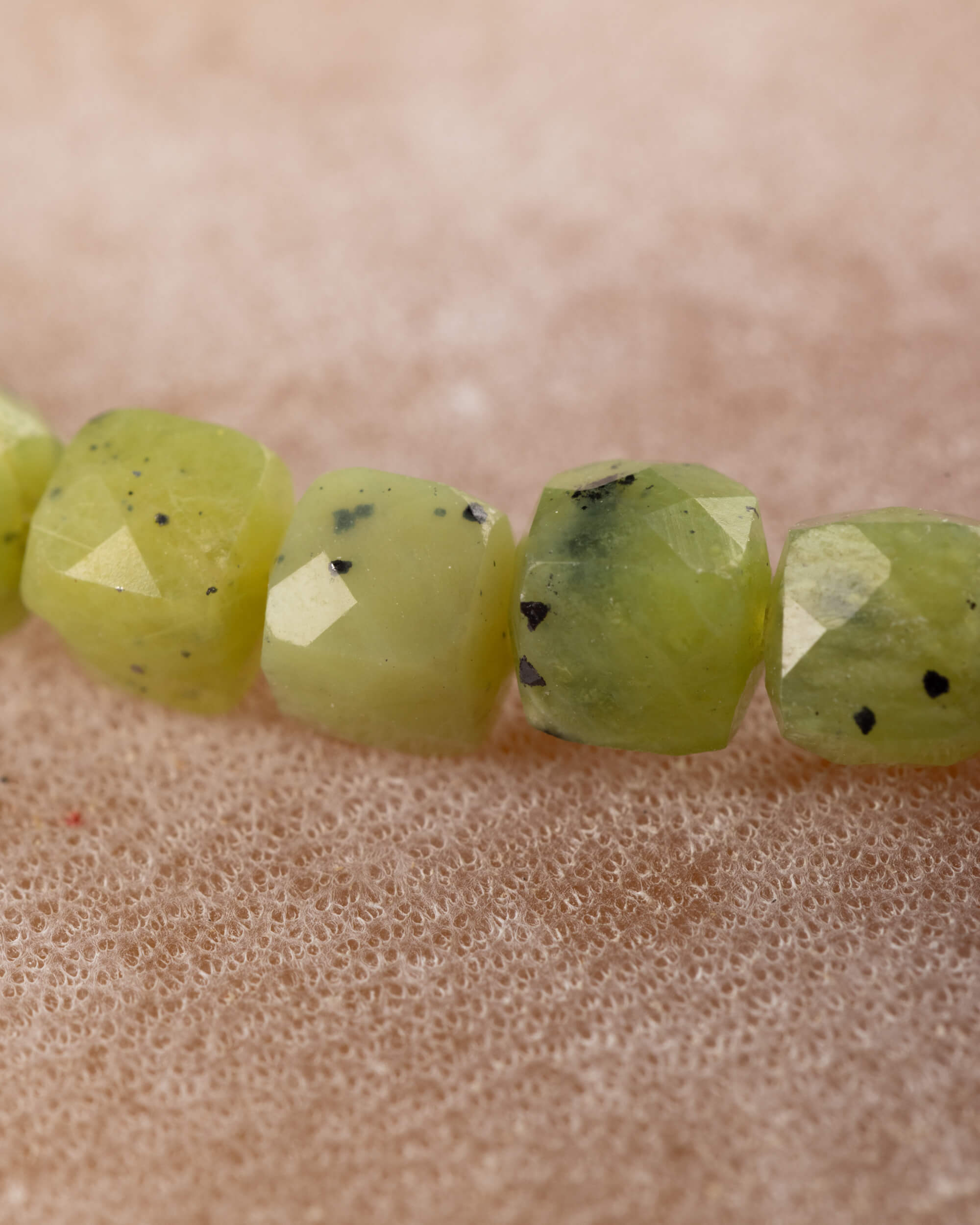 Pulsera de Jade Verde Facetada Cúbica 4 mm - Equilibrio y Estructura