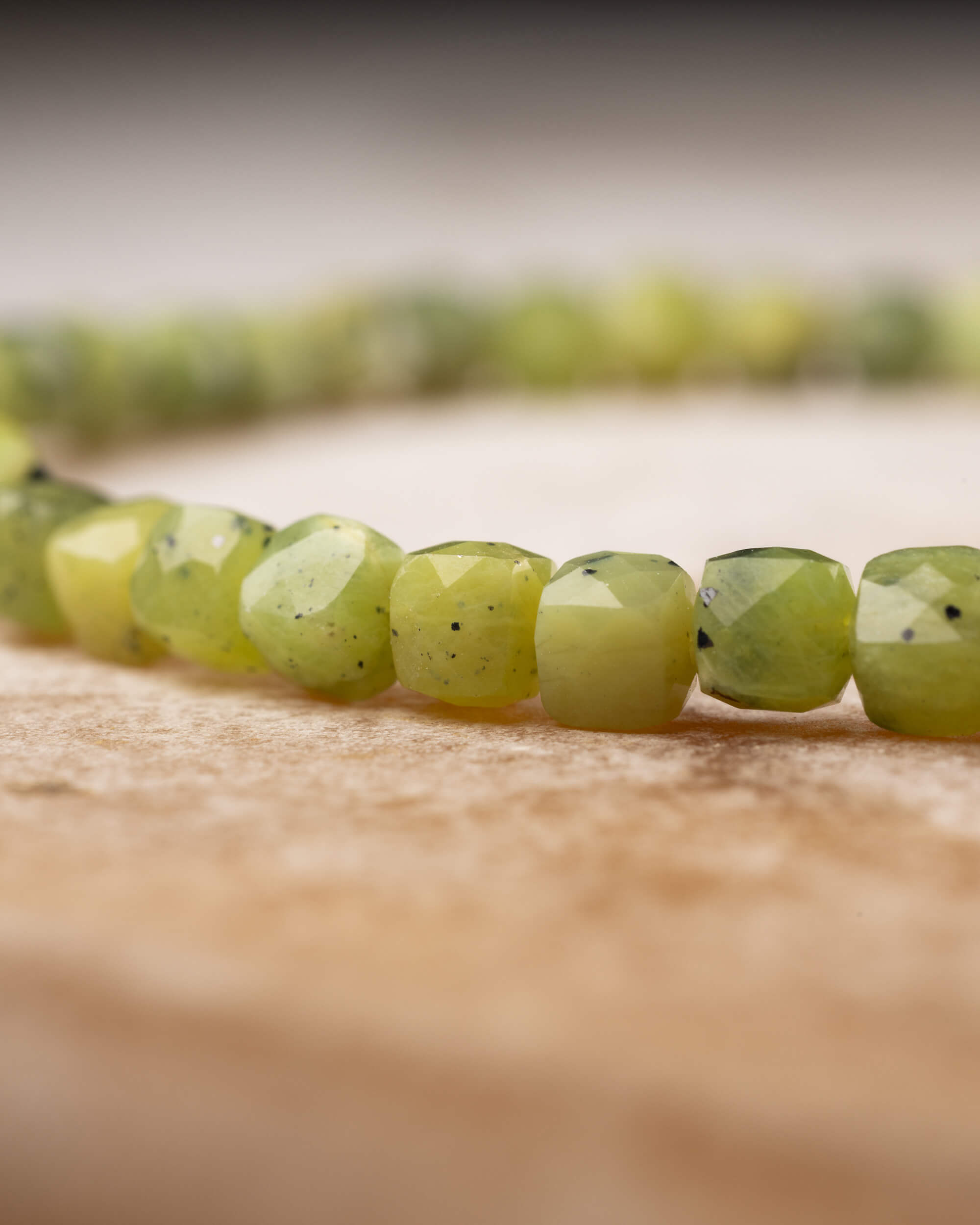 Pulsera de Jade Verde Facetada Cúbica 4 mm - Equilibrio y Estructura