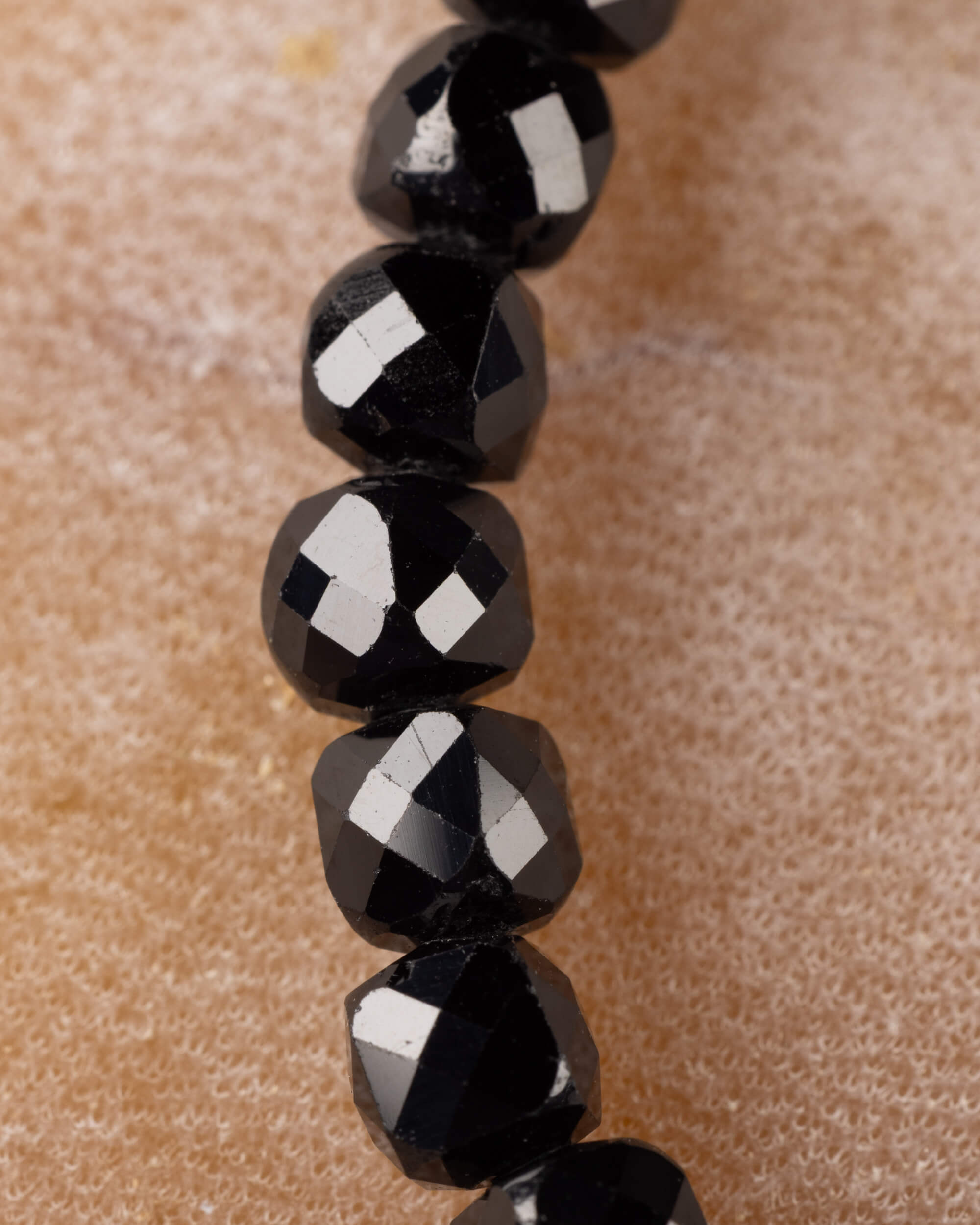 Pulsera de Espinela Negra Facetada 4 mm - Protección y Límite Claro