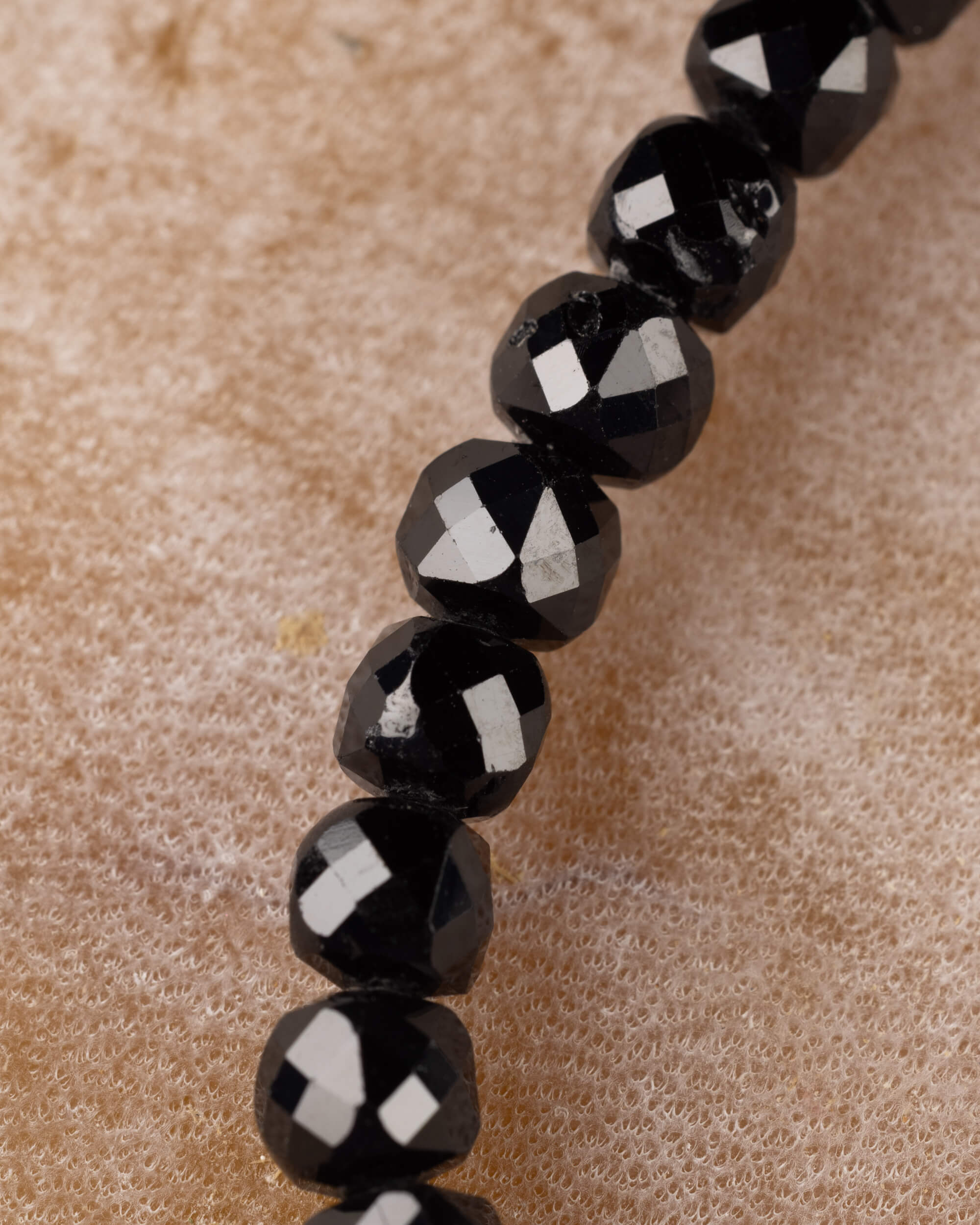 Pulsera de Espinela Negra Facetada 4 mm - Protección y Límite Claro