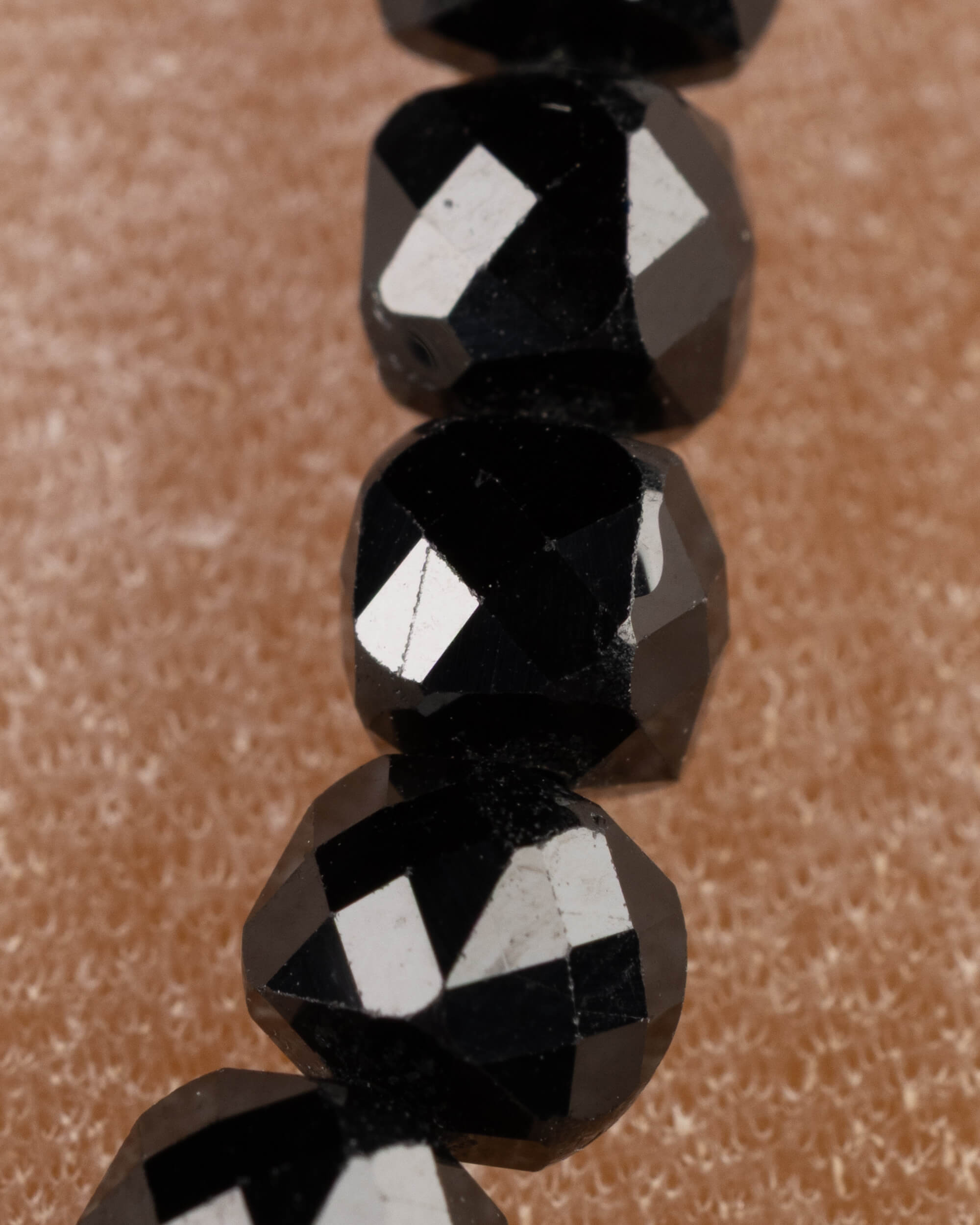 Pulsera de Espinela Negra Facetada 4 mm - Protección y Límite Claro