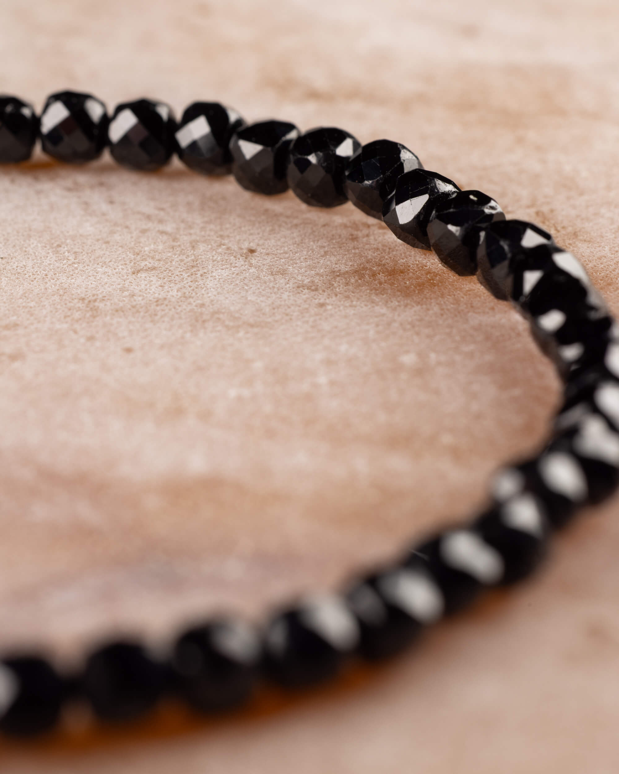 Pulsera de Espinela Negra Facetada 4 mm - Protección y Límite Claro