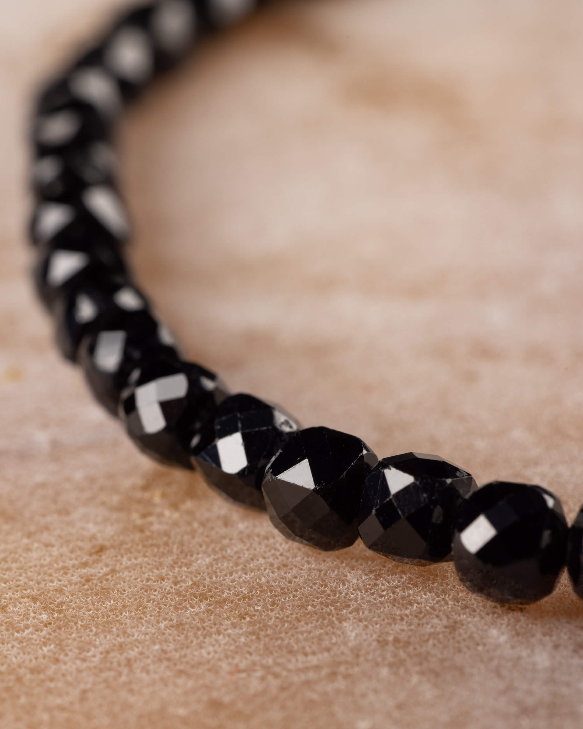 Pulsera de Espinela Negra Facetada 4 mm - Protección y Límite Claro