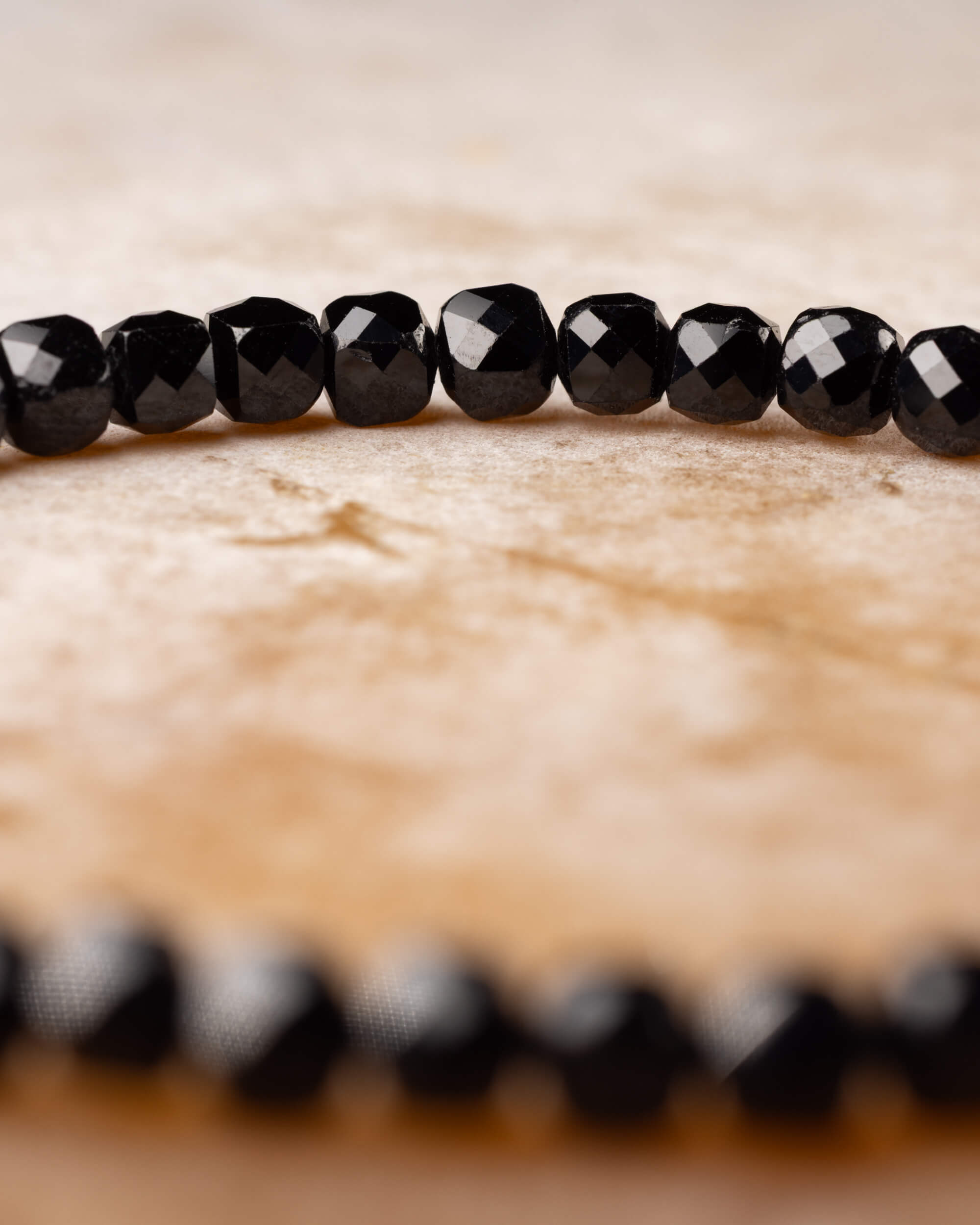 Pulsera de Espinela Negra Facetada 4 mm - Protección y Límite Claro