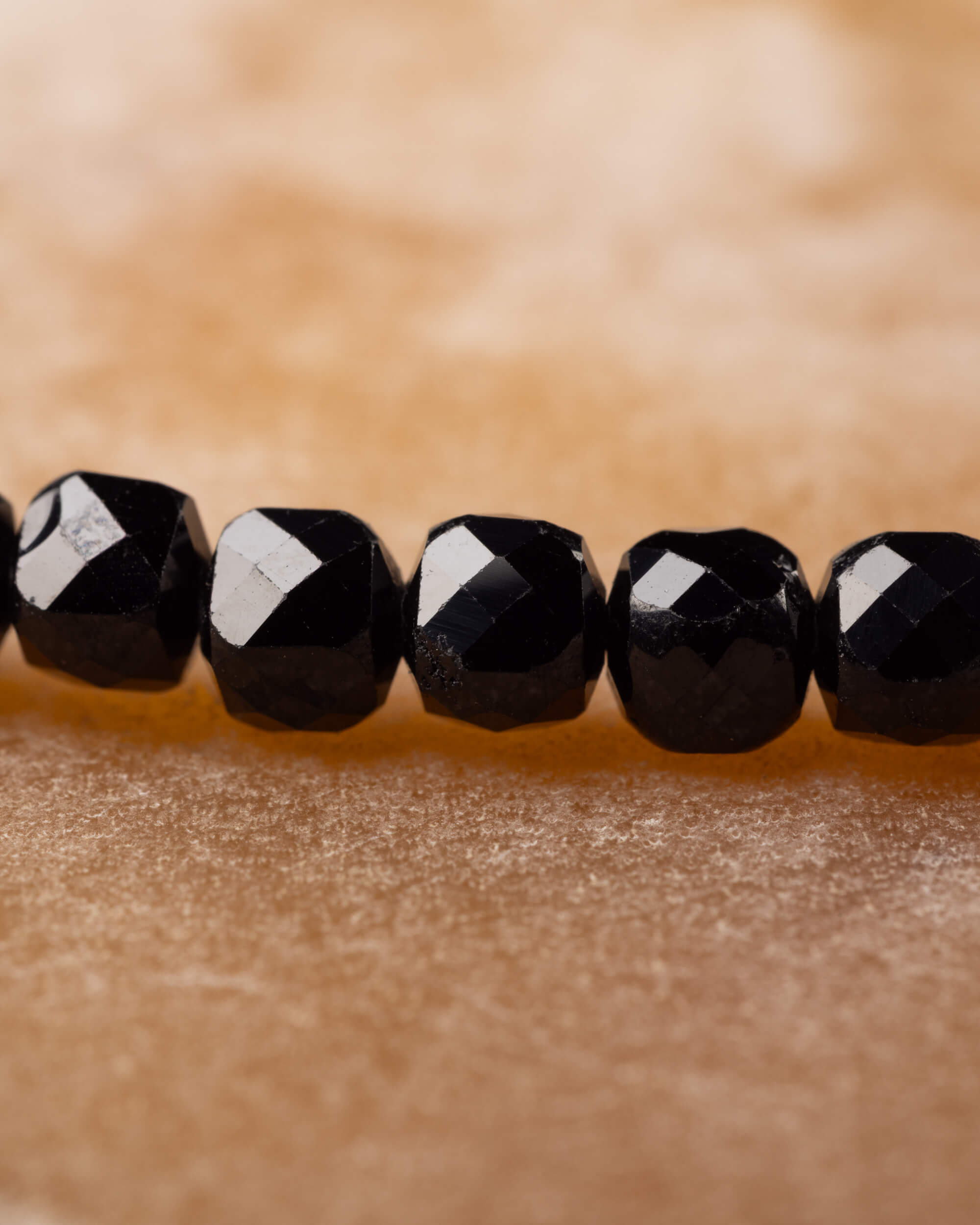 Pulsera de Espinela Negra Facetada 4 mm - Protección y Límite Claro