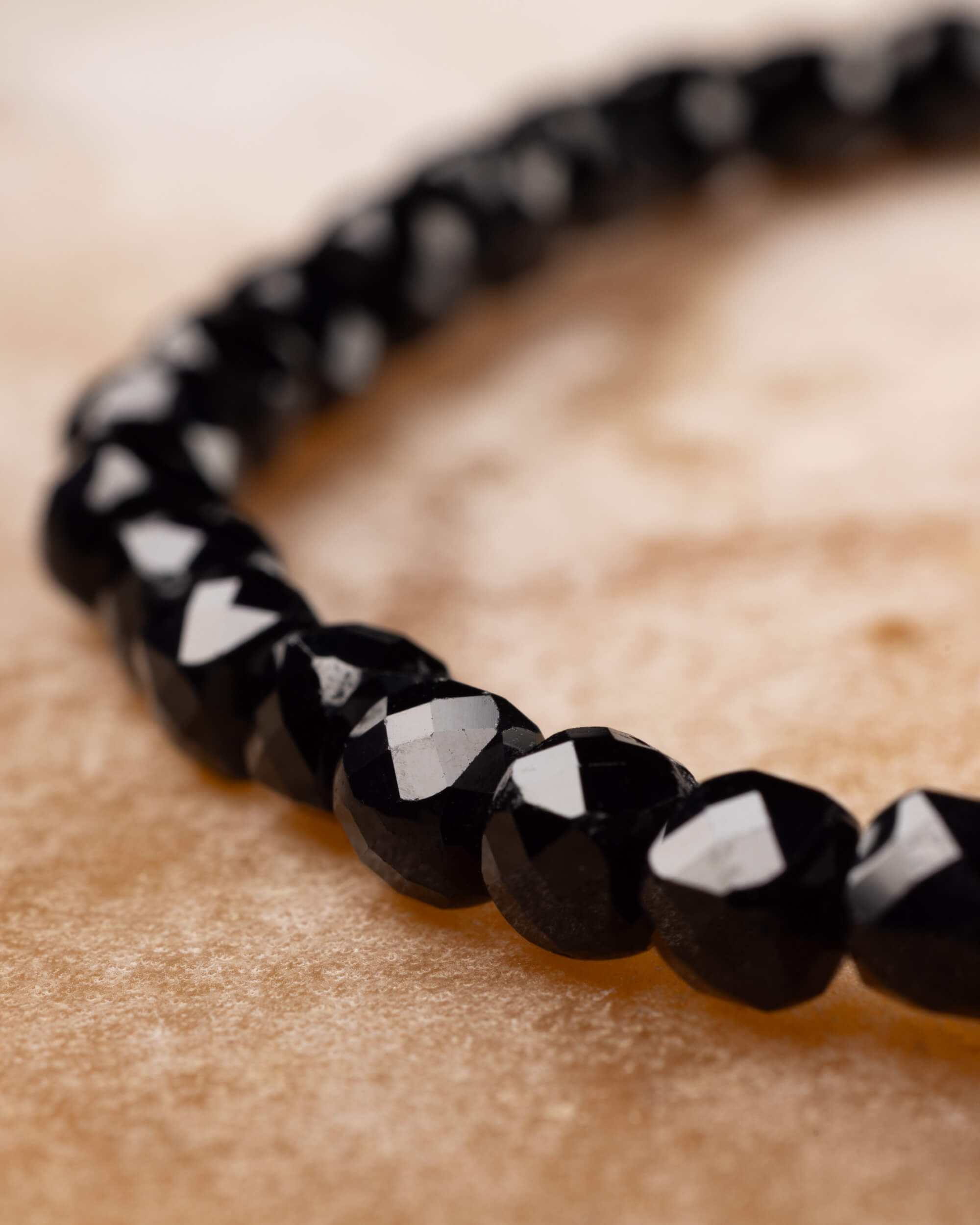 Pulsera de Espinela Negra Facetada 4 mm - Protección y Límite Claro