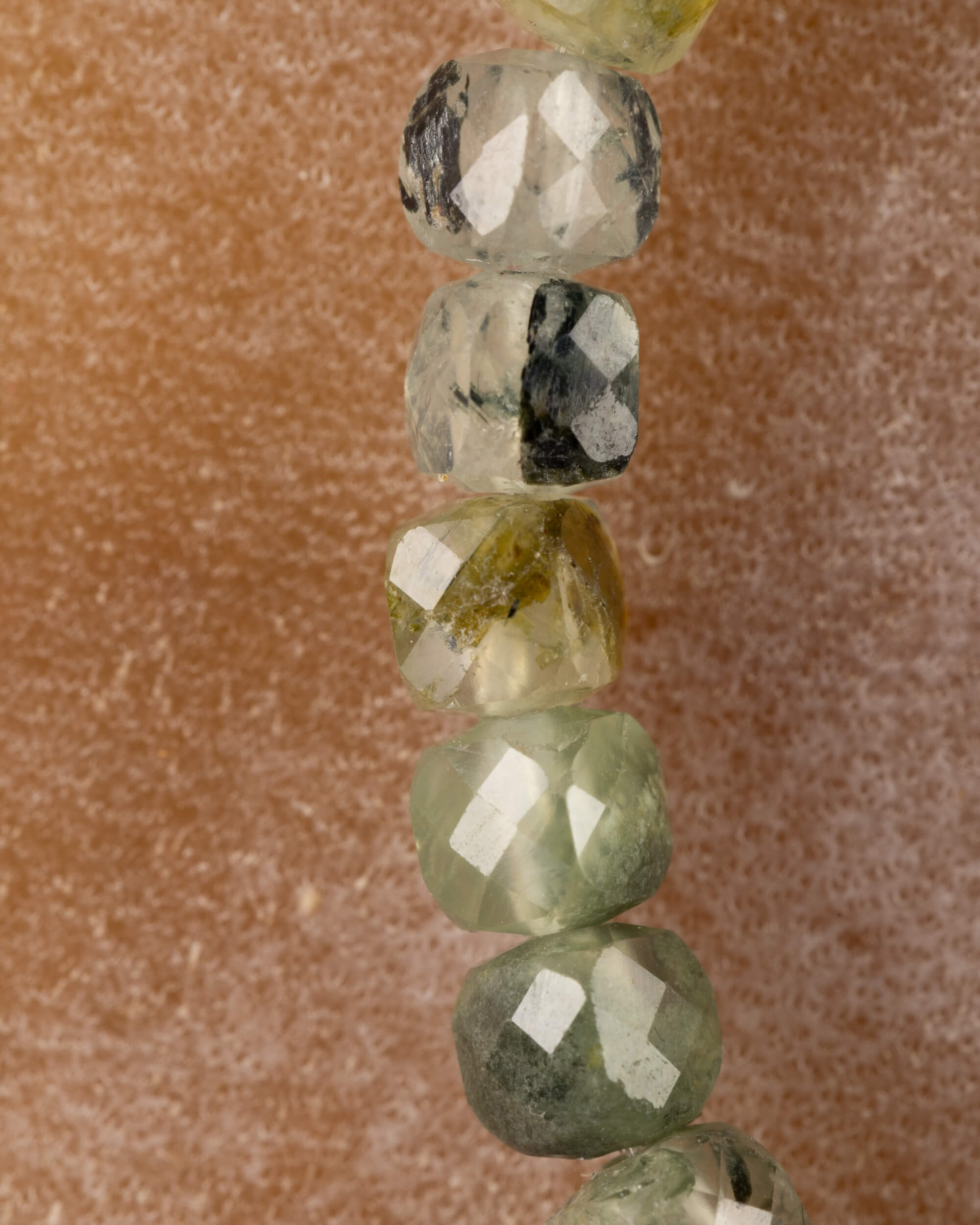 Pulsera de Prehnita Facetada 4 mm - Intuición y Confianza (Degradado)