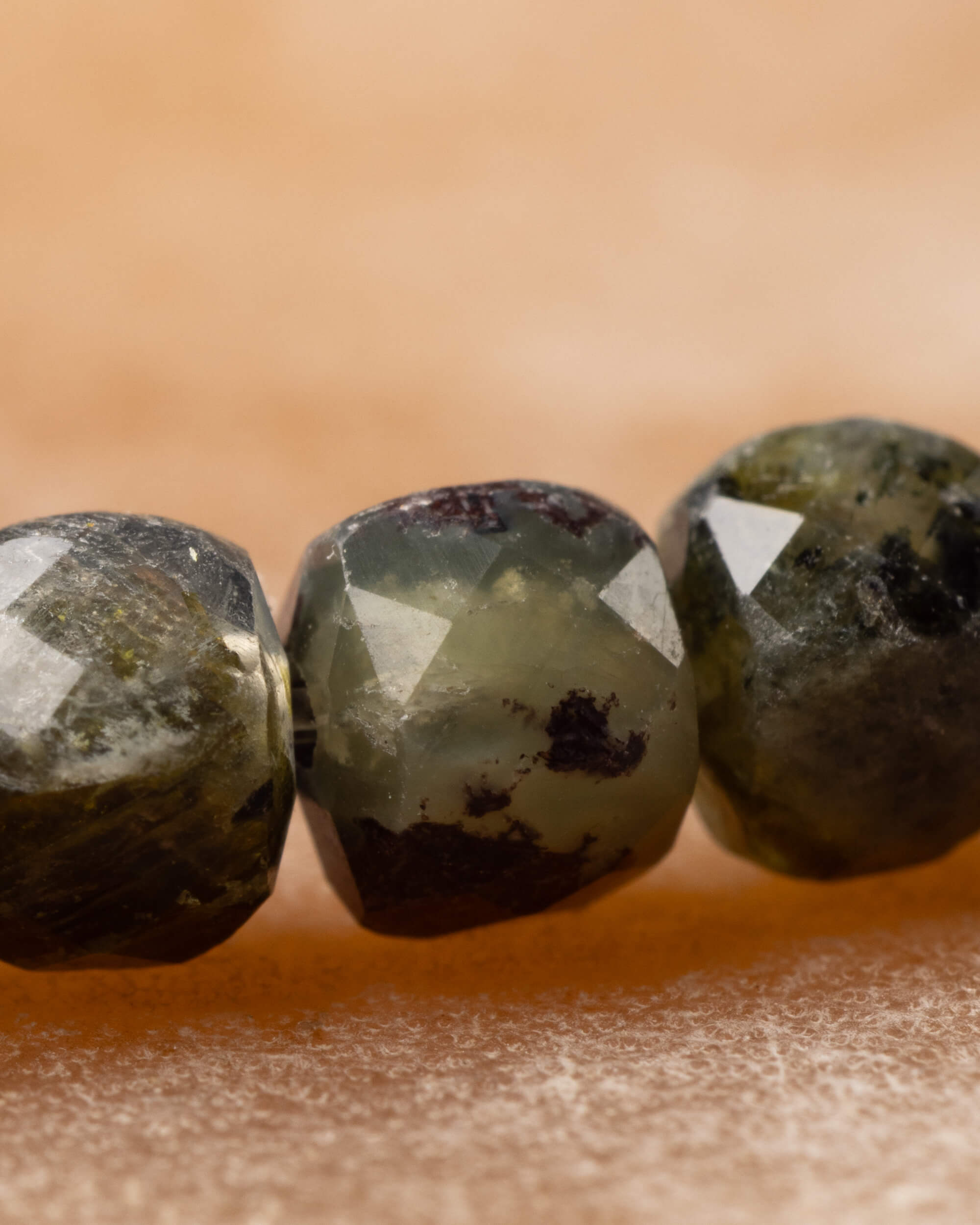 Pulsera de Prehnita Facetada 4 mm - Intuición y Confianza (Degradado)