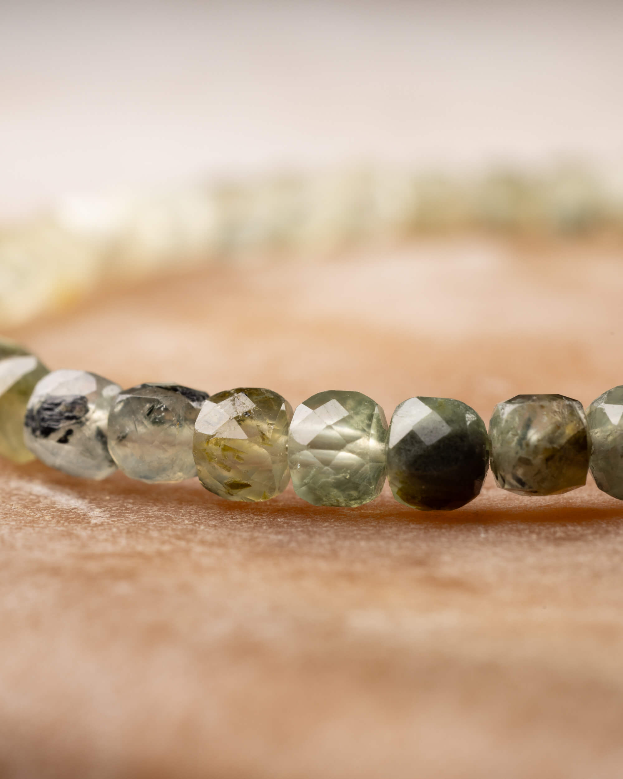 Pulsera de Prehnita Facetada 4 mm - Intuición y Confianza (Degradado)