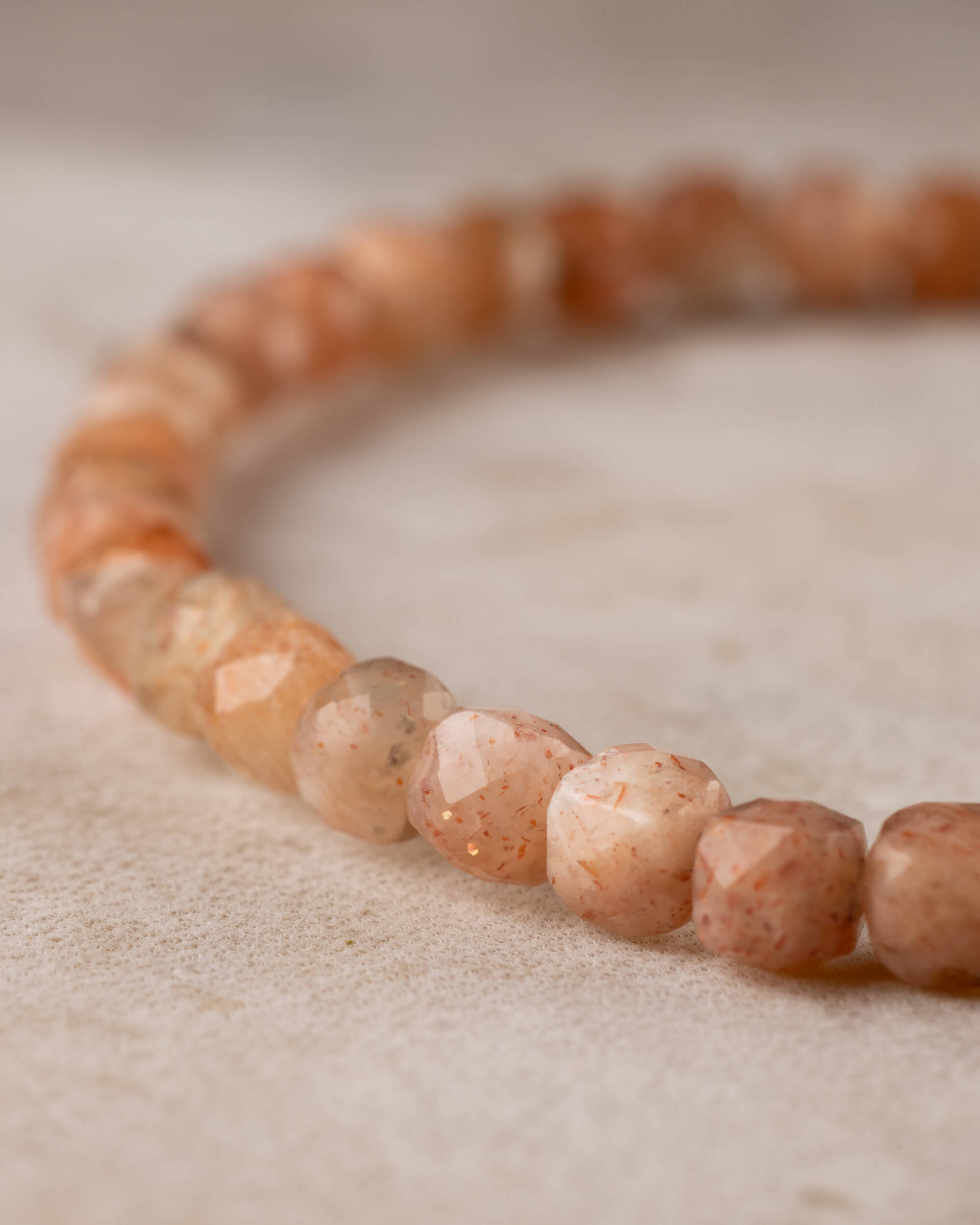 Pulsera de Piedra Sol Facetada 4 mm - Alegría y Luz Radiante