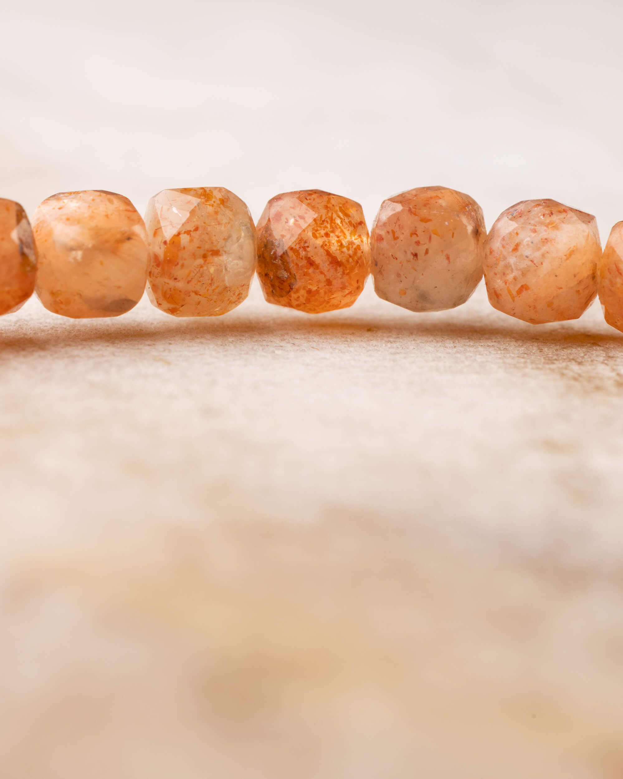 Pulsera de Piedra Sol Facetada 4 mm - Alegría y Luz Radiante