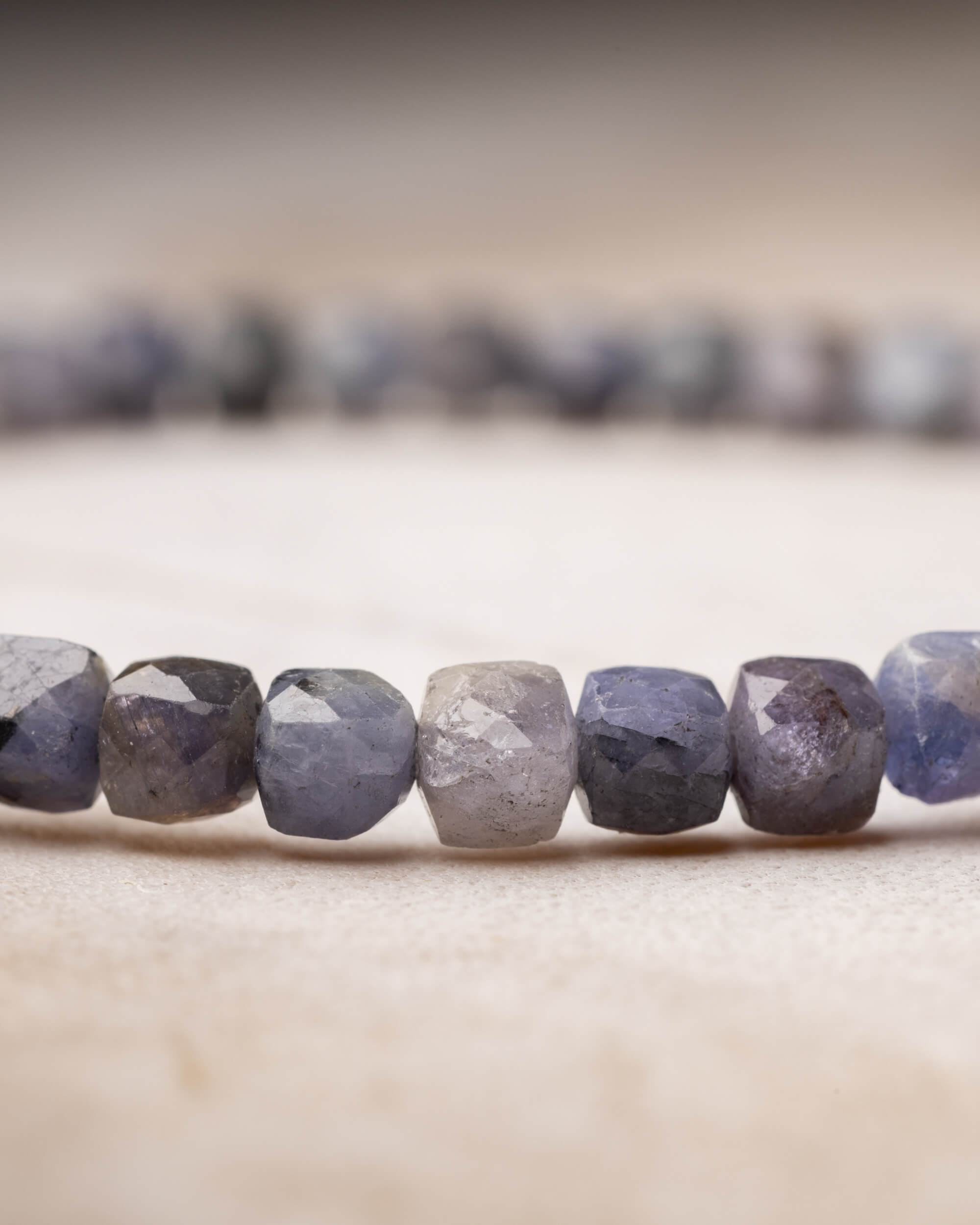 Pulsera de Tanzanita Facetada 4 mm - Voz Alineada y Transmutación