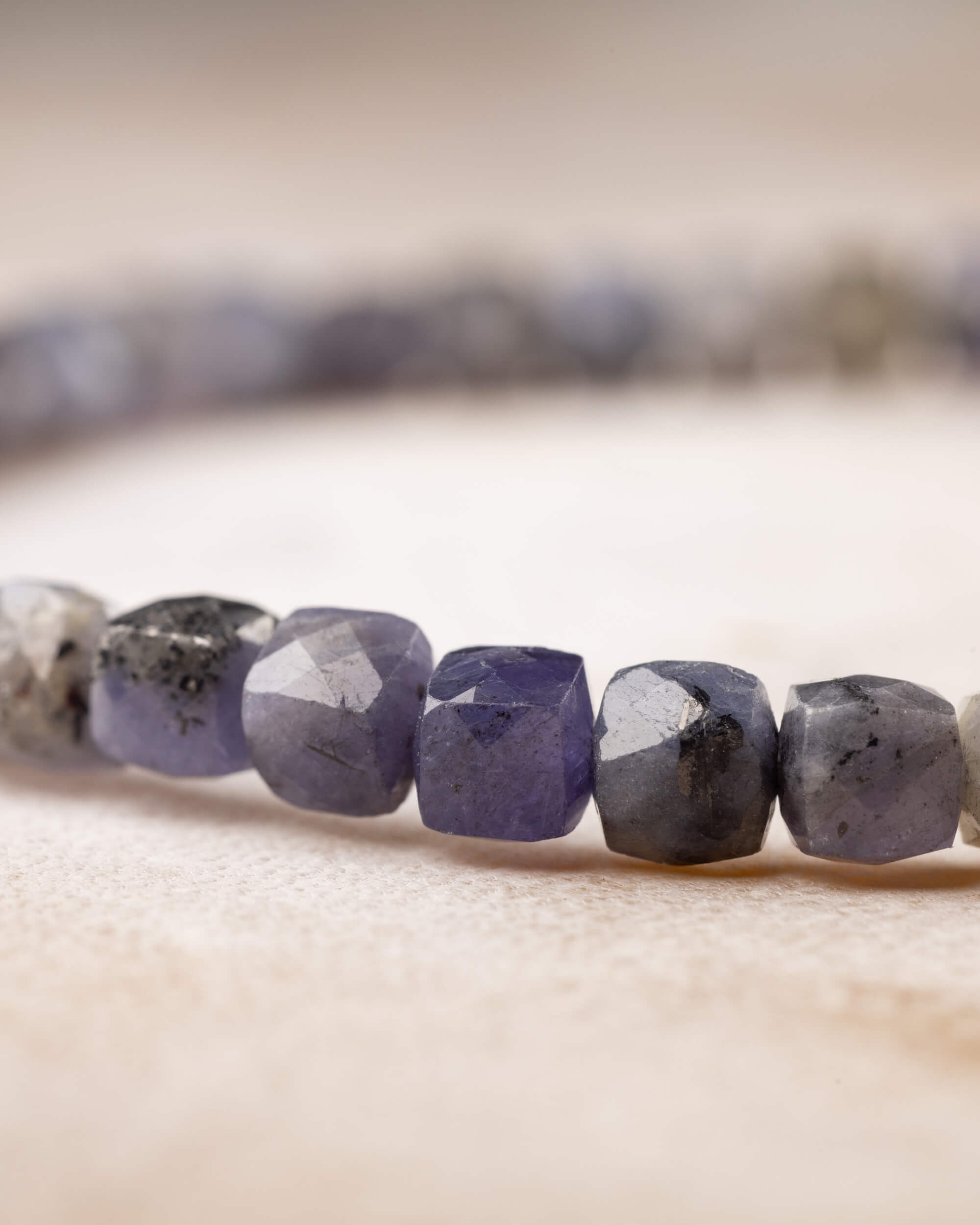 Pulsera de Tanzanita Facetada 4 mm - Voz Alineada y Transmutación