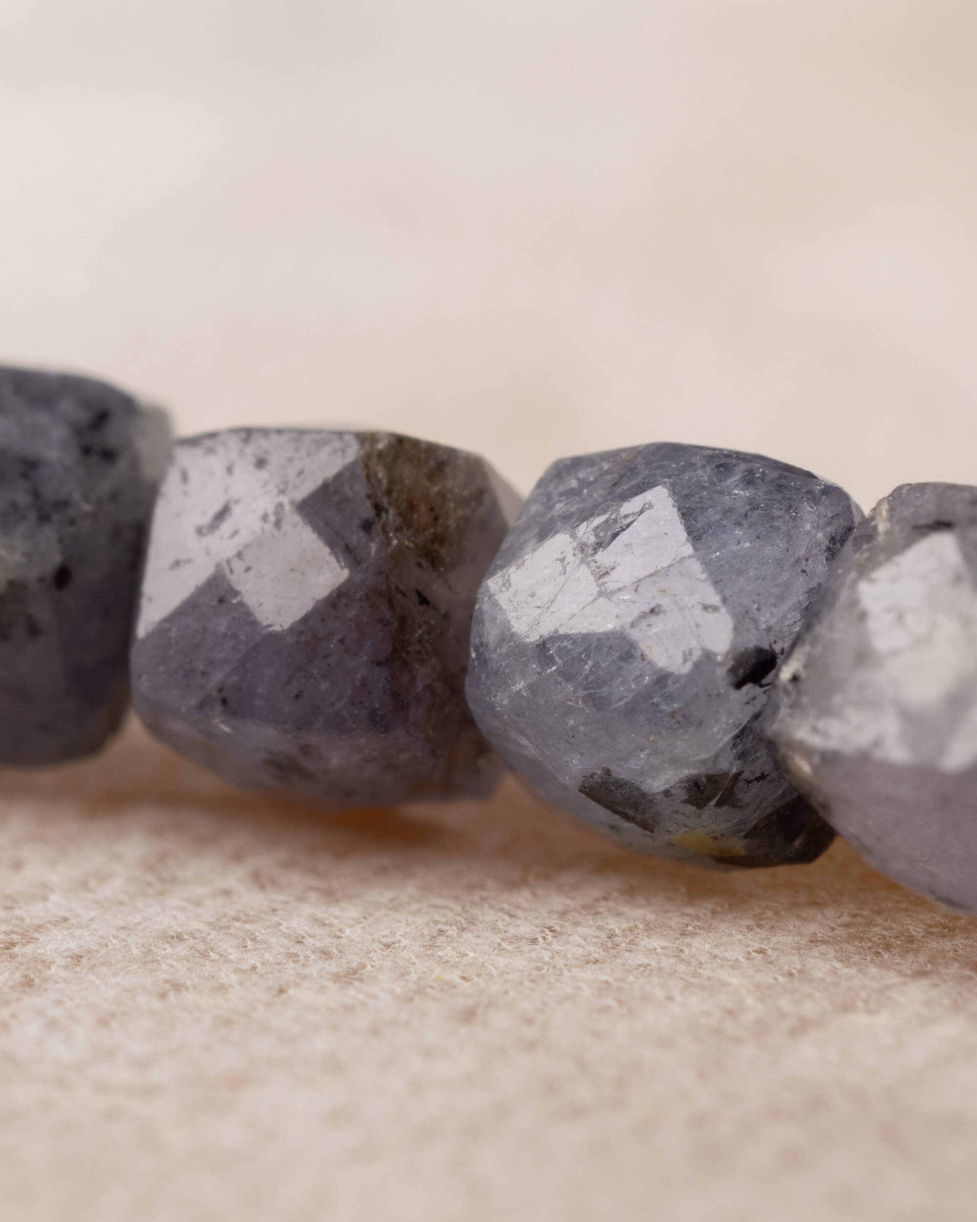 Pulsera de Tanzanita Facetada 4 mm - Voz Alineada y Transmutación