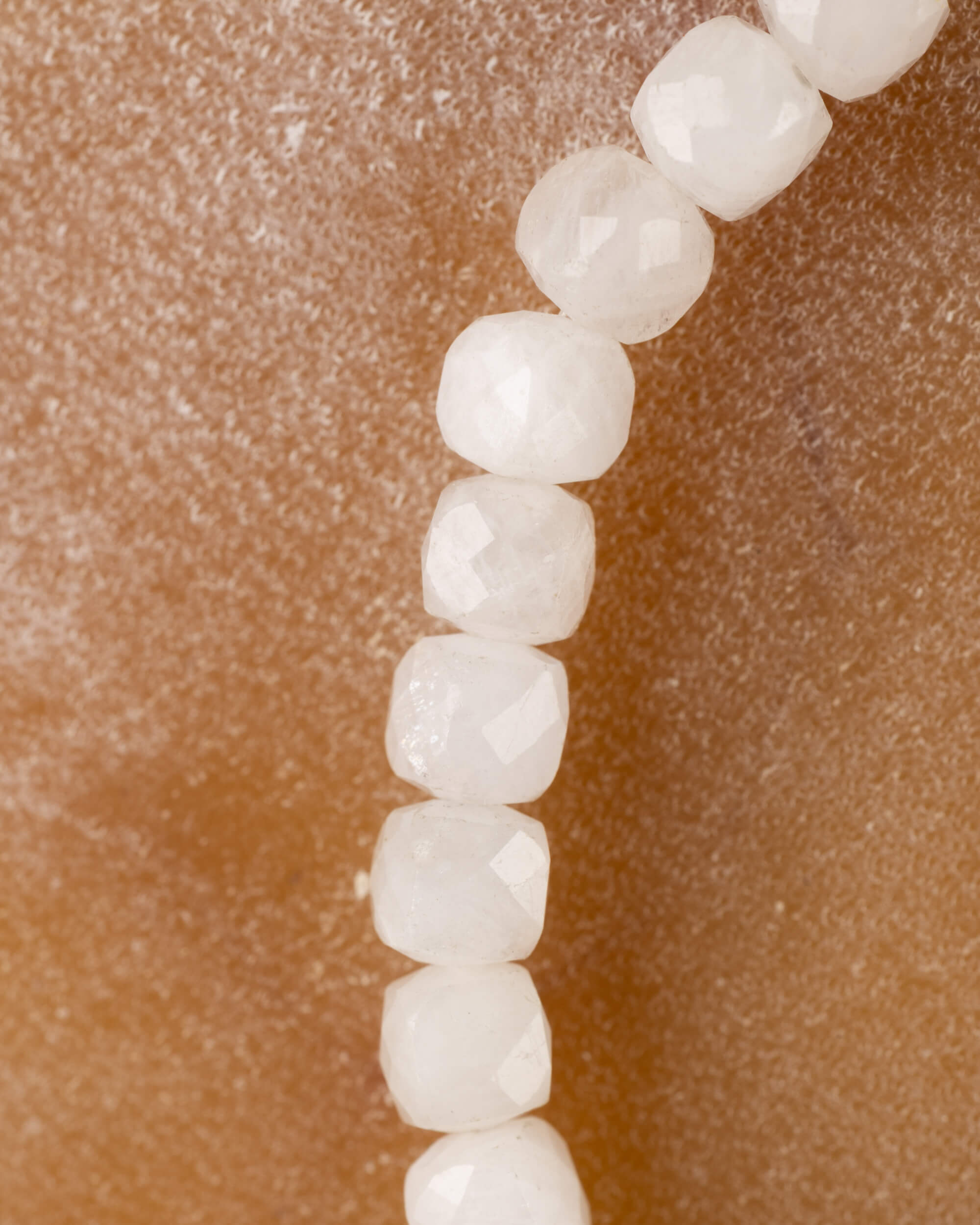 Pulsera de Piedra Luna Facetada 4 mm - Ritmo y Destellos