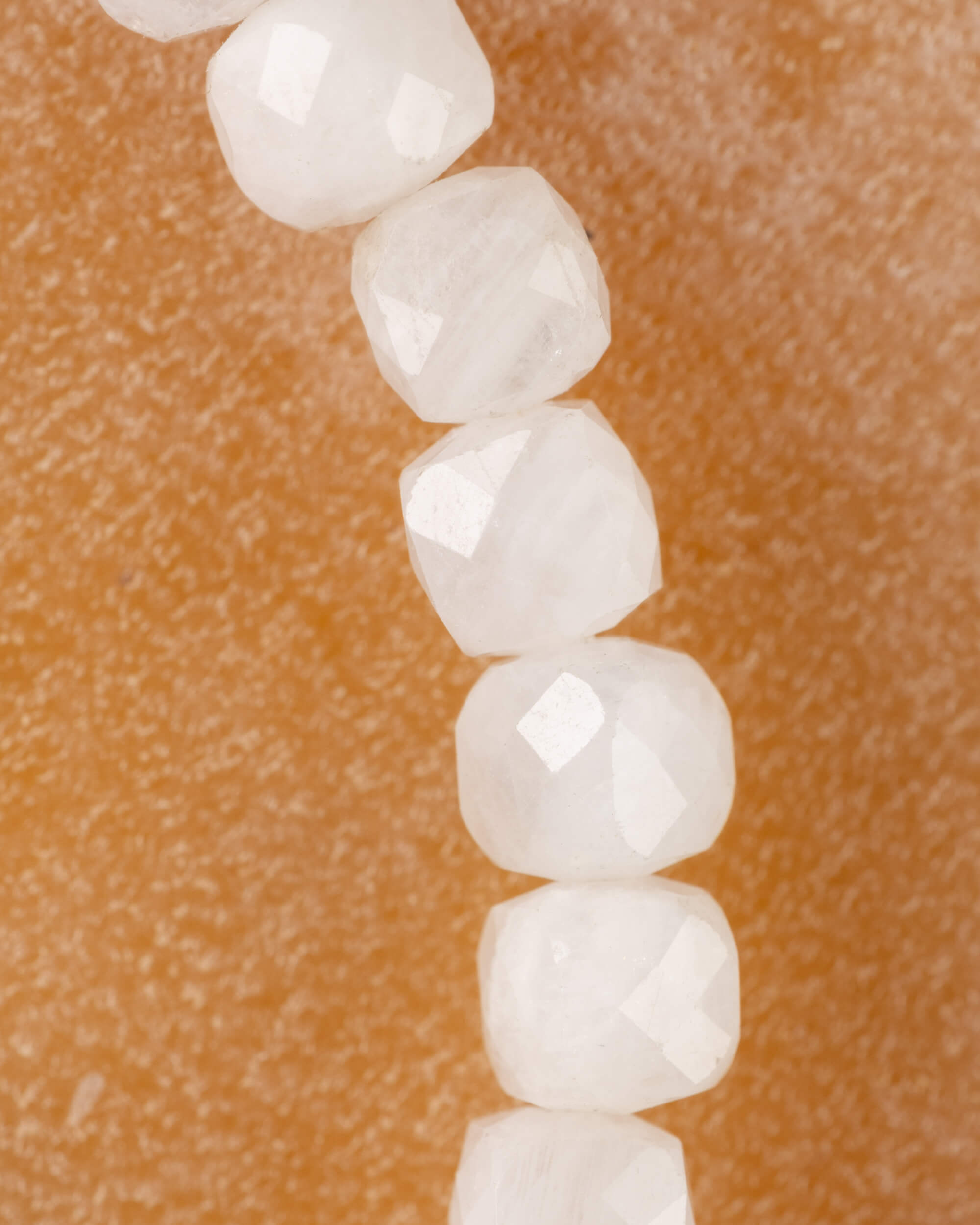 Pulsera de Piedra Luna Facetada 4 mm - Ritmo y Destellos